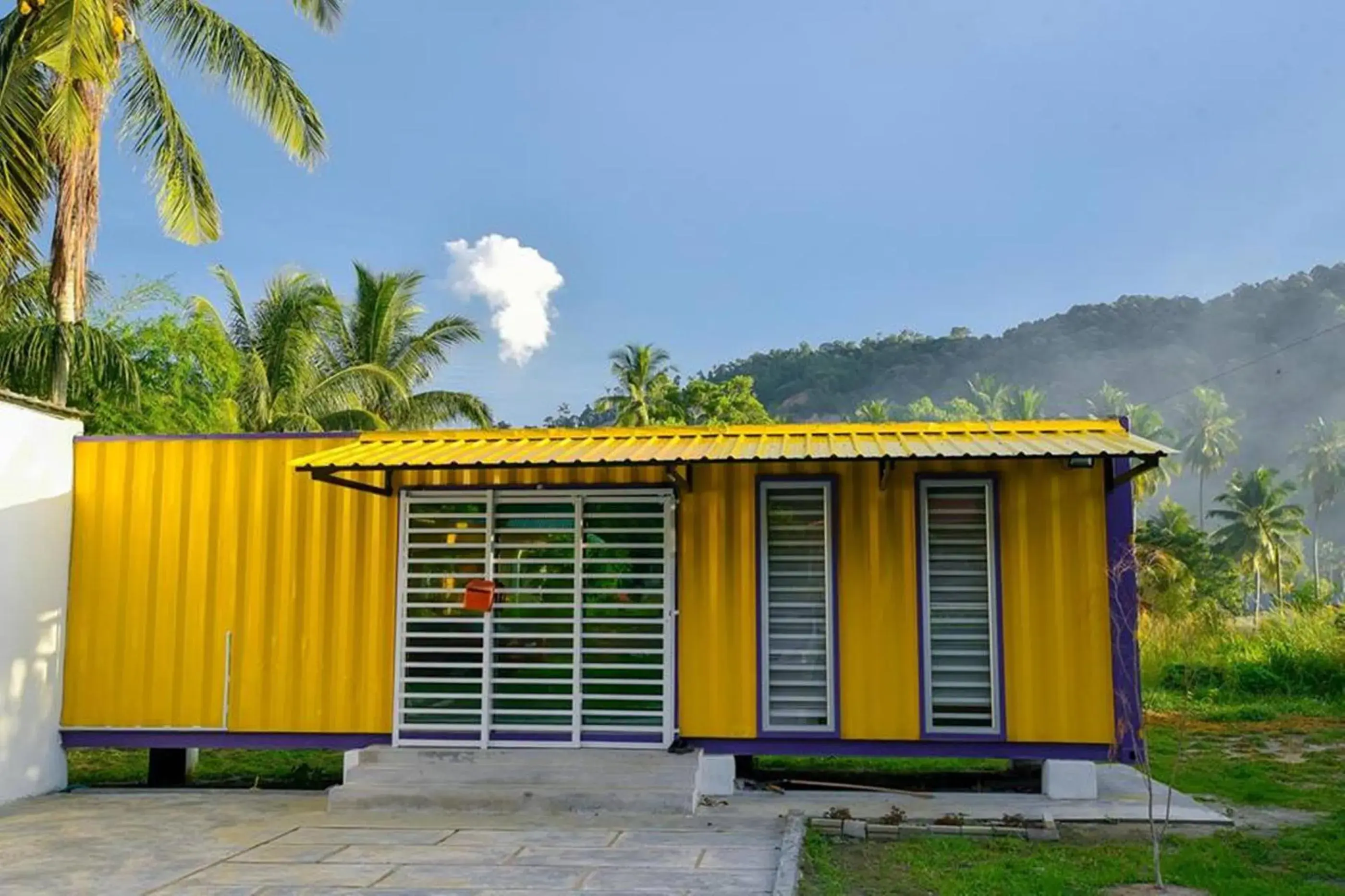 Yellow Cube at Lumut Cube Homestay Kontena Yellow Cube at Lumut Cube Homestay Kontena