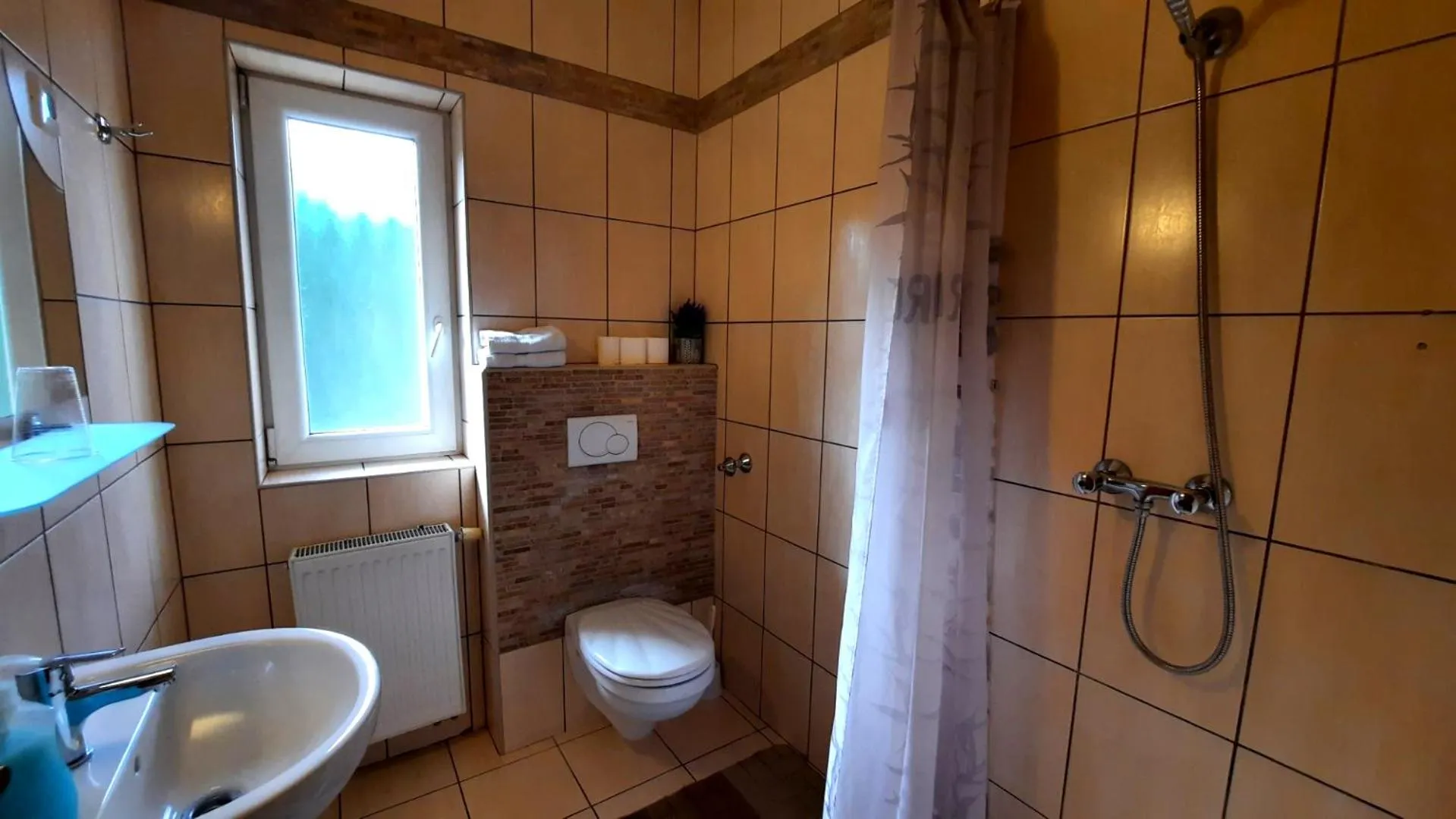 Bathroom in Airport Budapest Sarokhaz Panzio