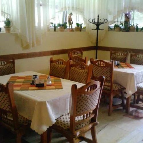 Restaurant/places to eat in Sarokhaz Panzio
