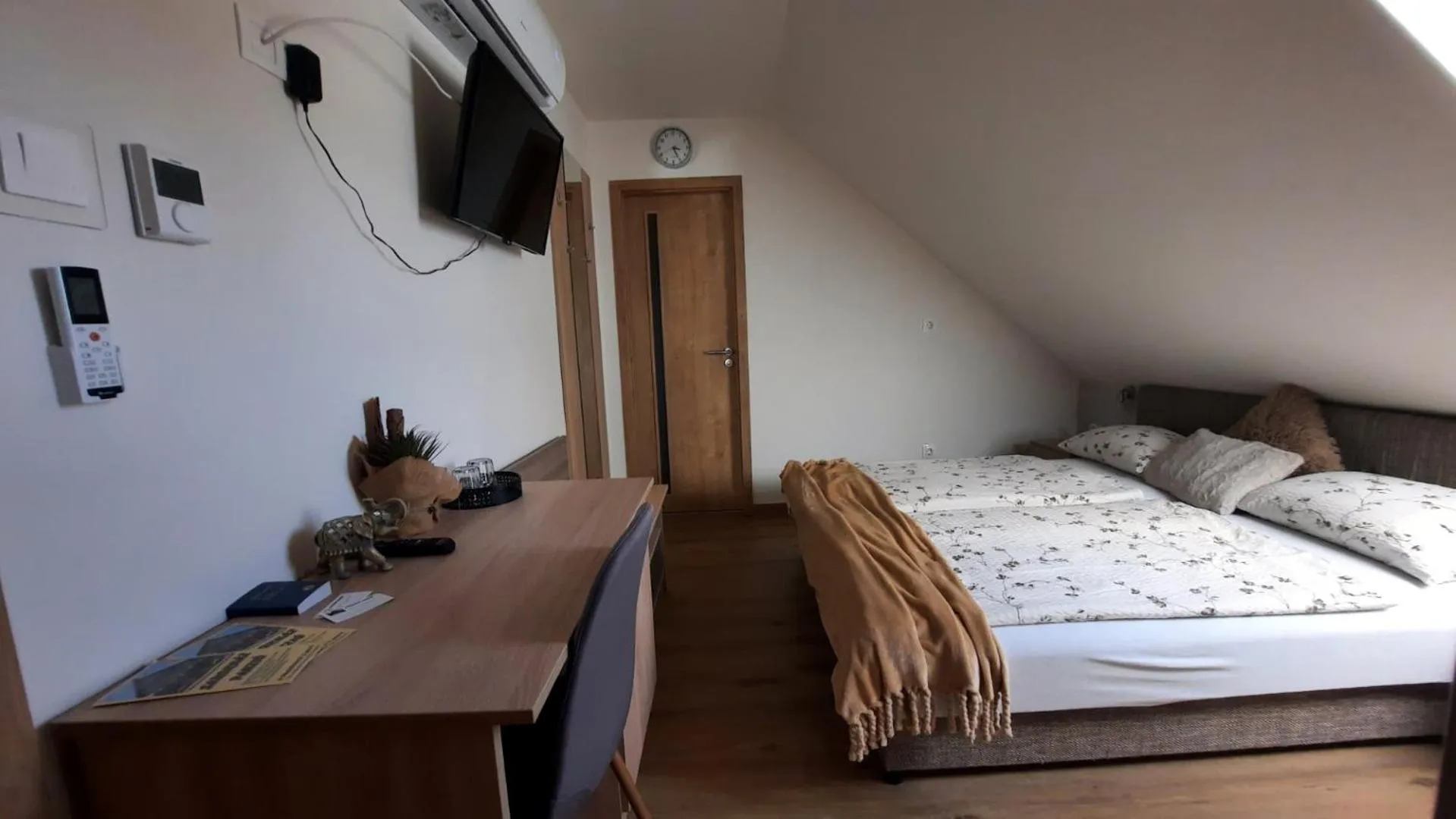 Bed in Airport Budapest Sarokhaz Panzio