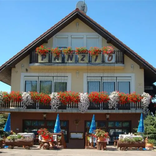 Facade/entrance in Sarokhaz Panzio