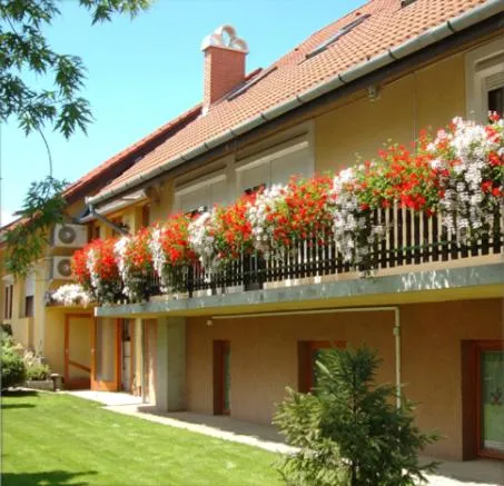 Facade/entrance in Sarokhaz Panzio