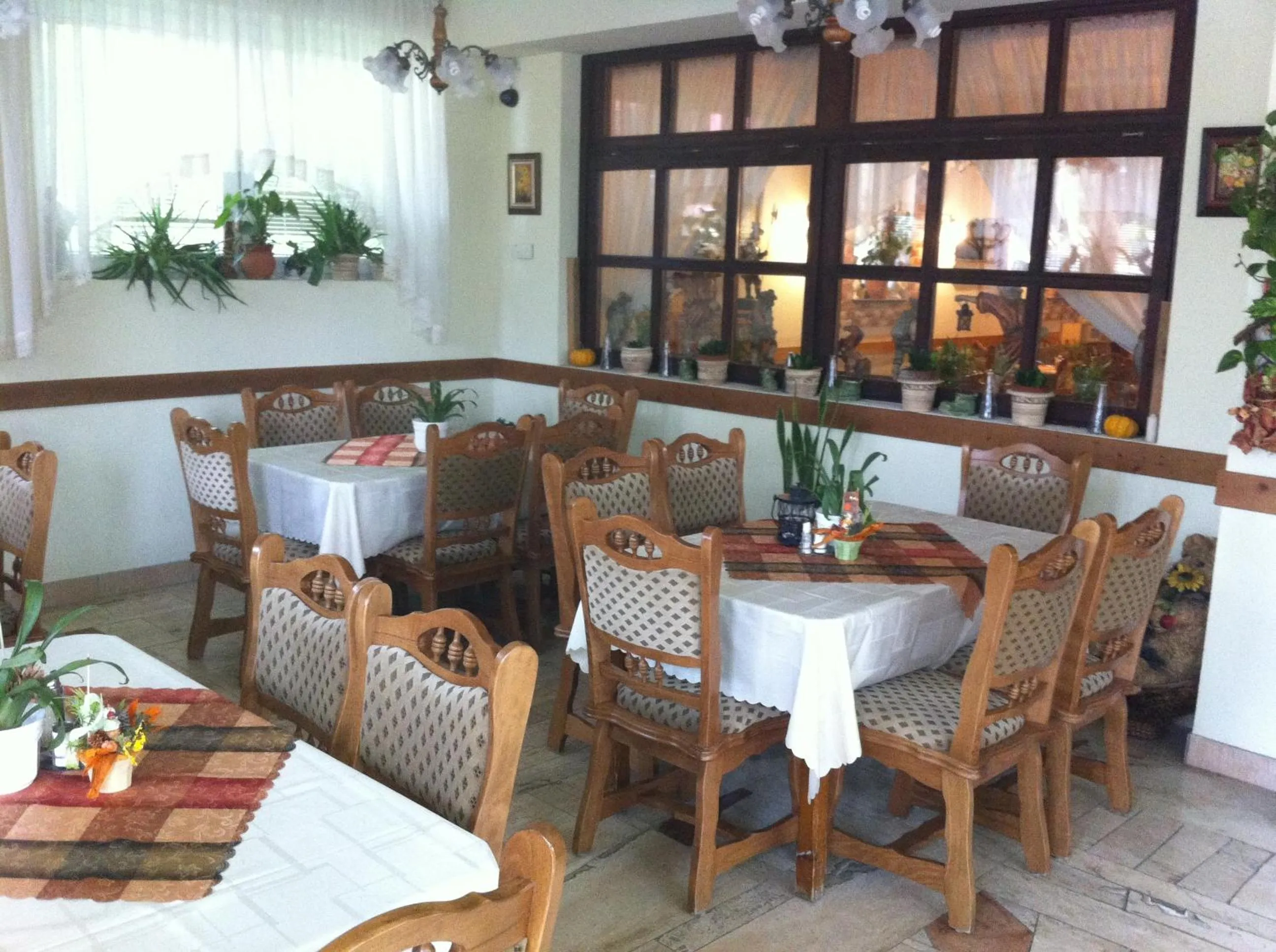Restaurant/places to eat in Sarokhaz Panzio