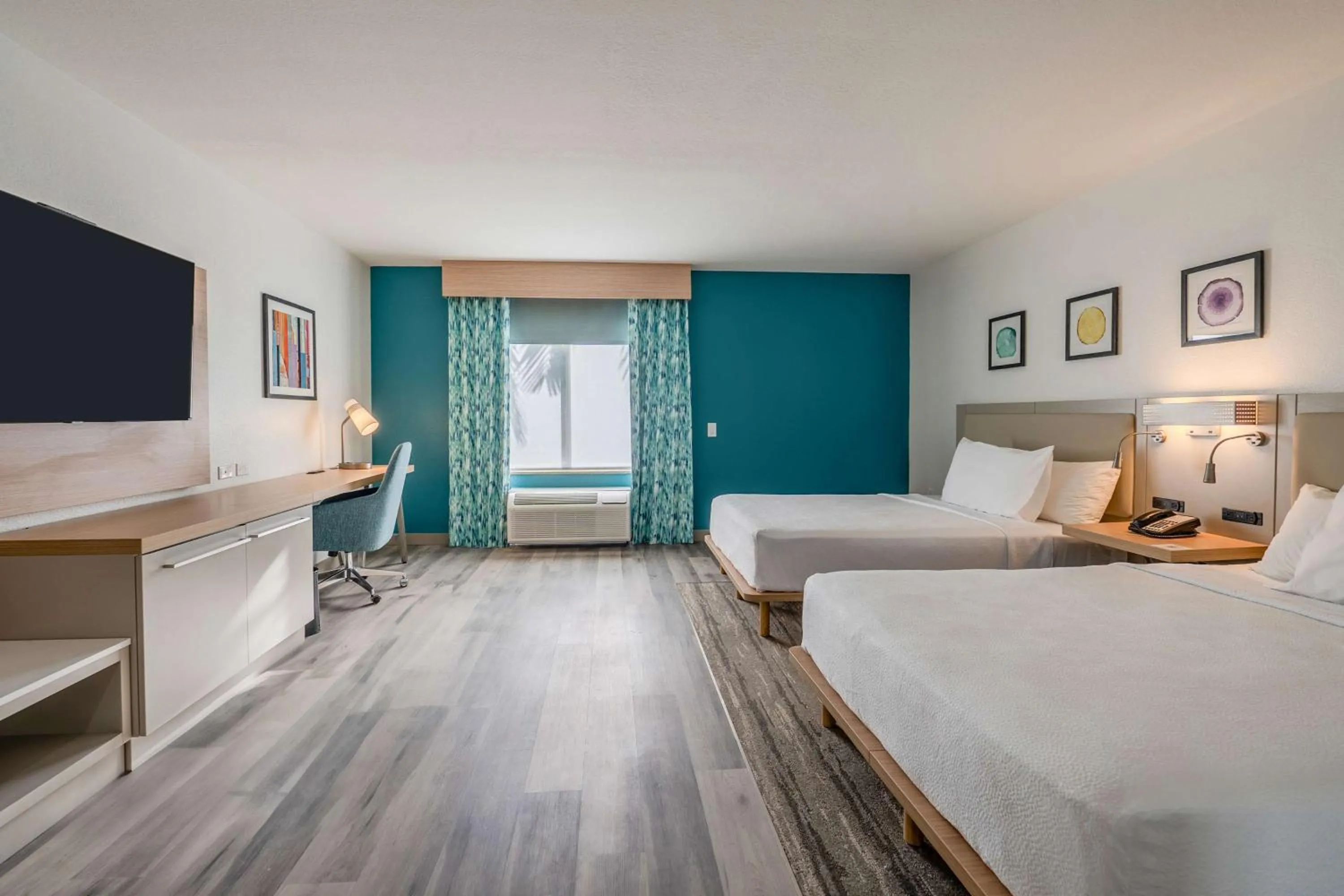 Bed in Hilton Garden Inn Ft. Lauderdale Airport-Cruise Port