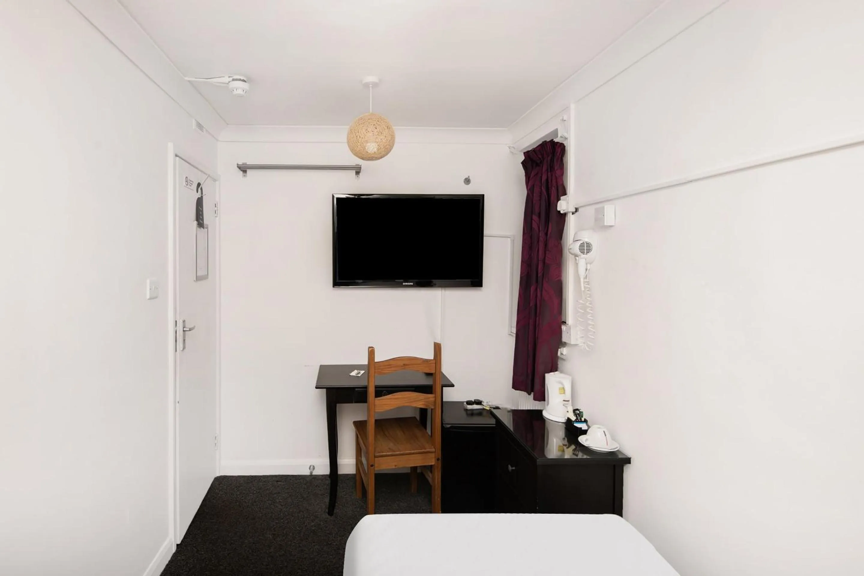 Bedroom, Bed in Chris's Motel