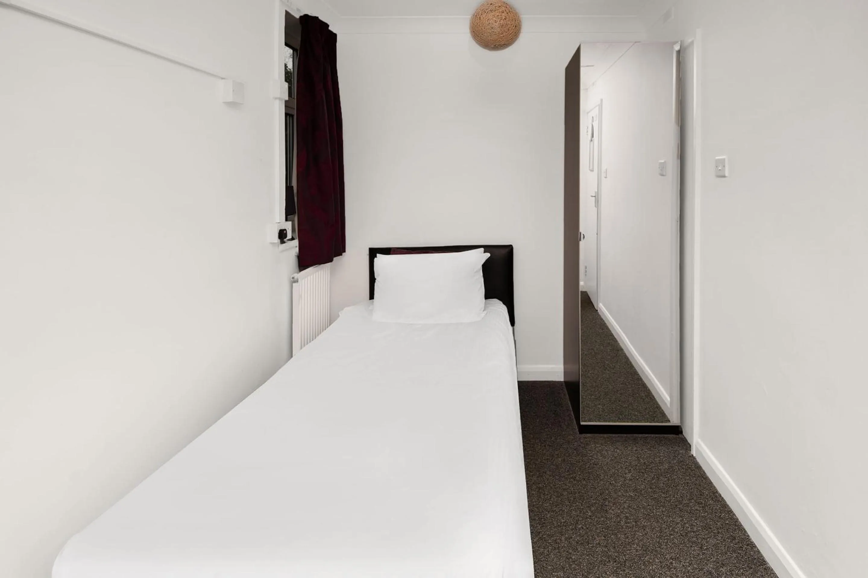 Bedroom, Bed in Chris's Motel