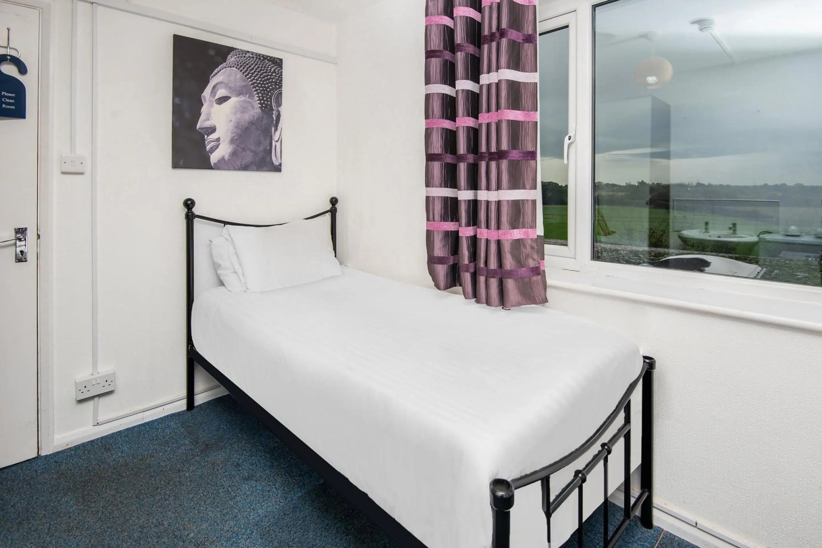 Bedroom, Bed in Chris's Motel