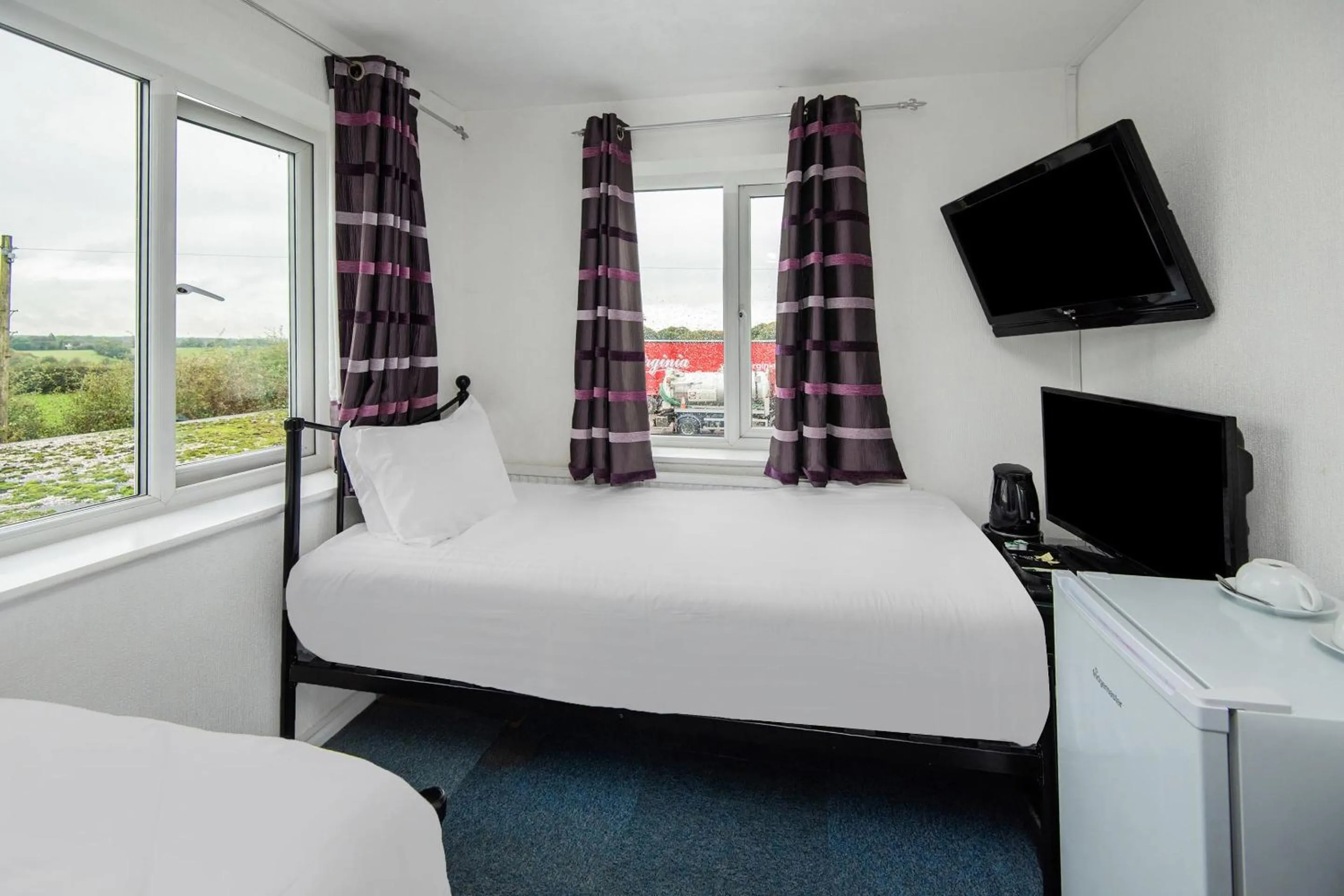 Bedroom, Bed in Chris's Motel