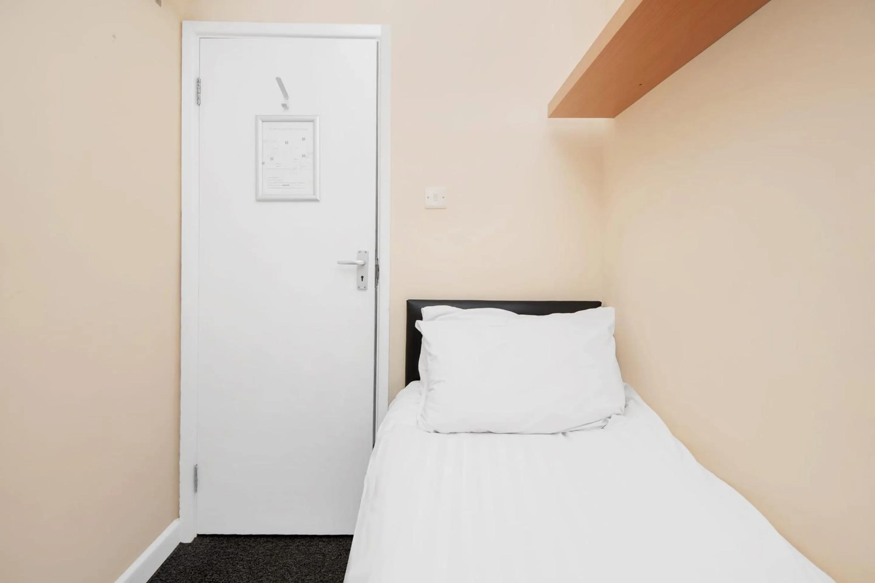 Bedroom, Bed in Chris's Motel