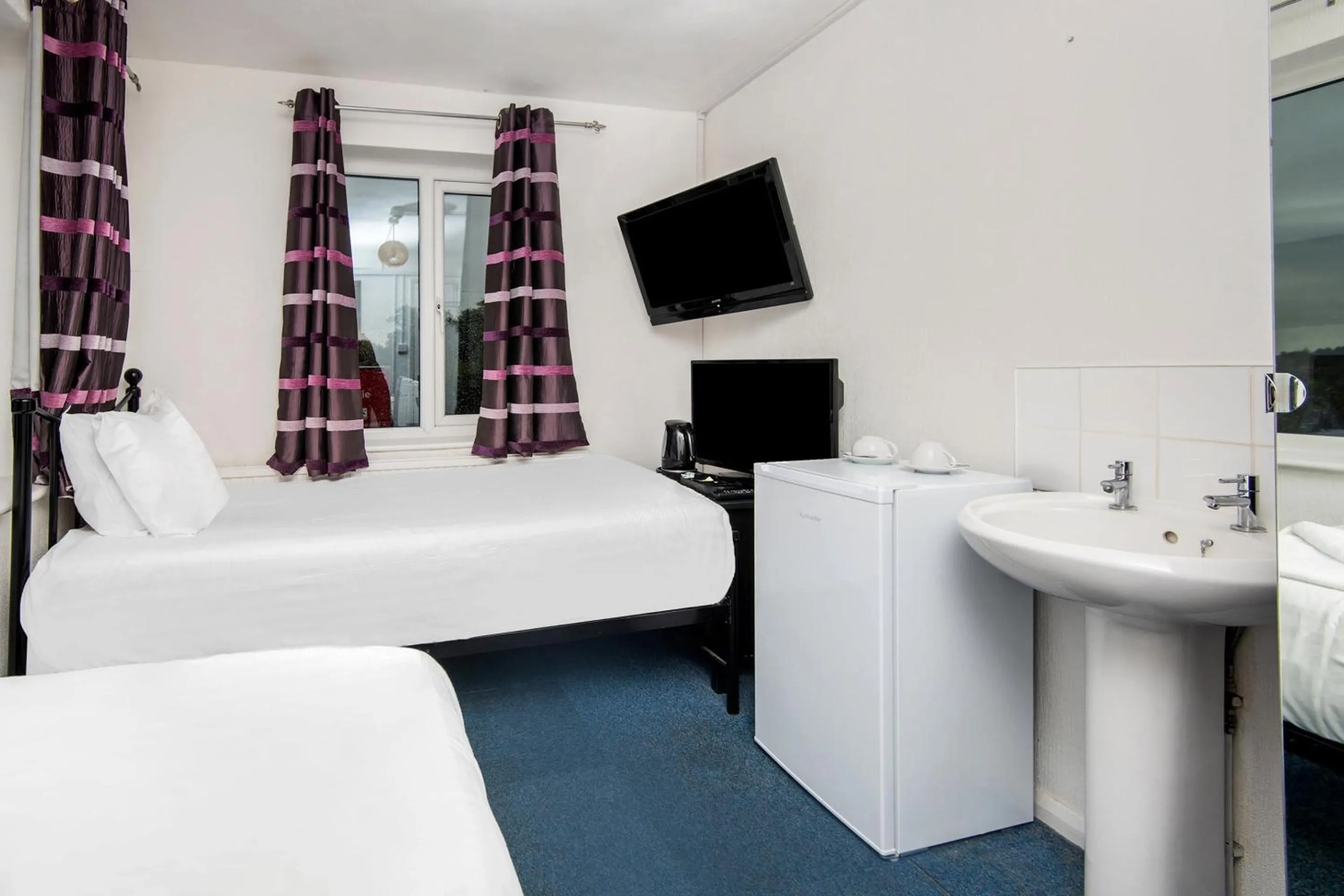 Bedroom, Bed in Chris's Motel