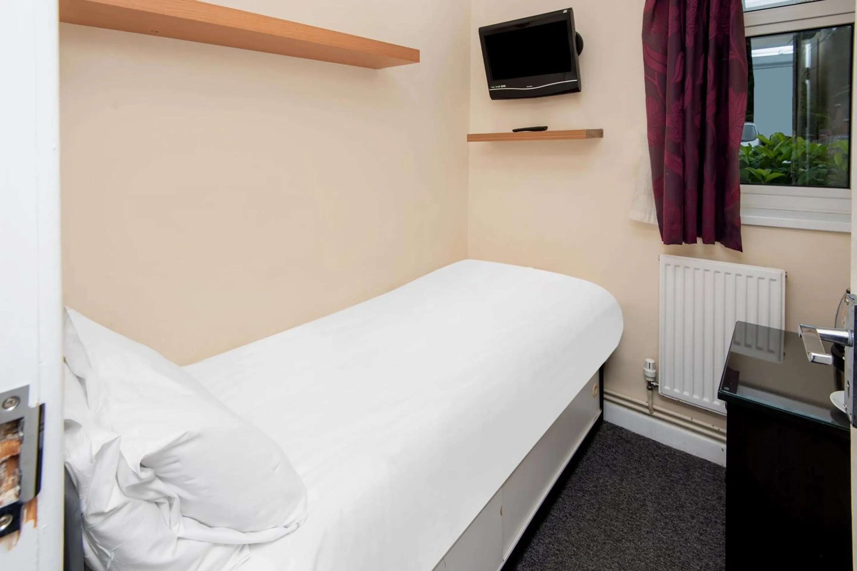 Bedroom, Bed in Chris's Motel