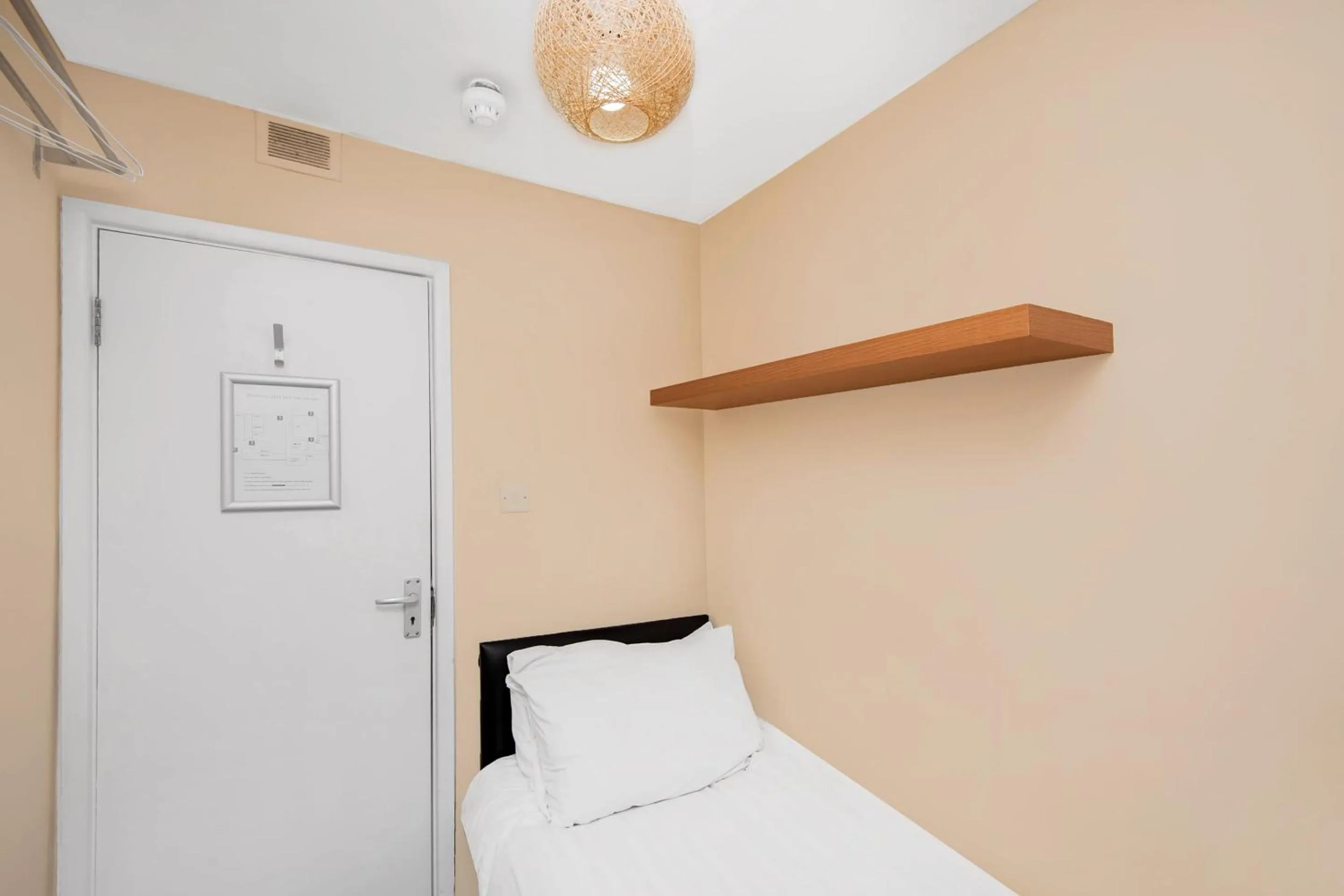 Bedroom, Bed in Chris's Motel