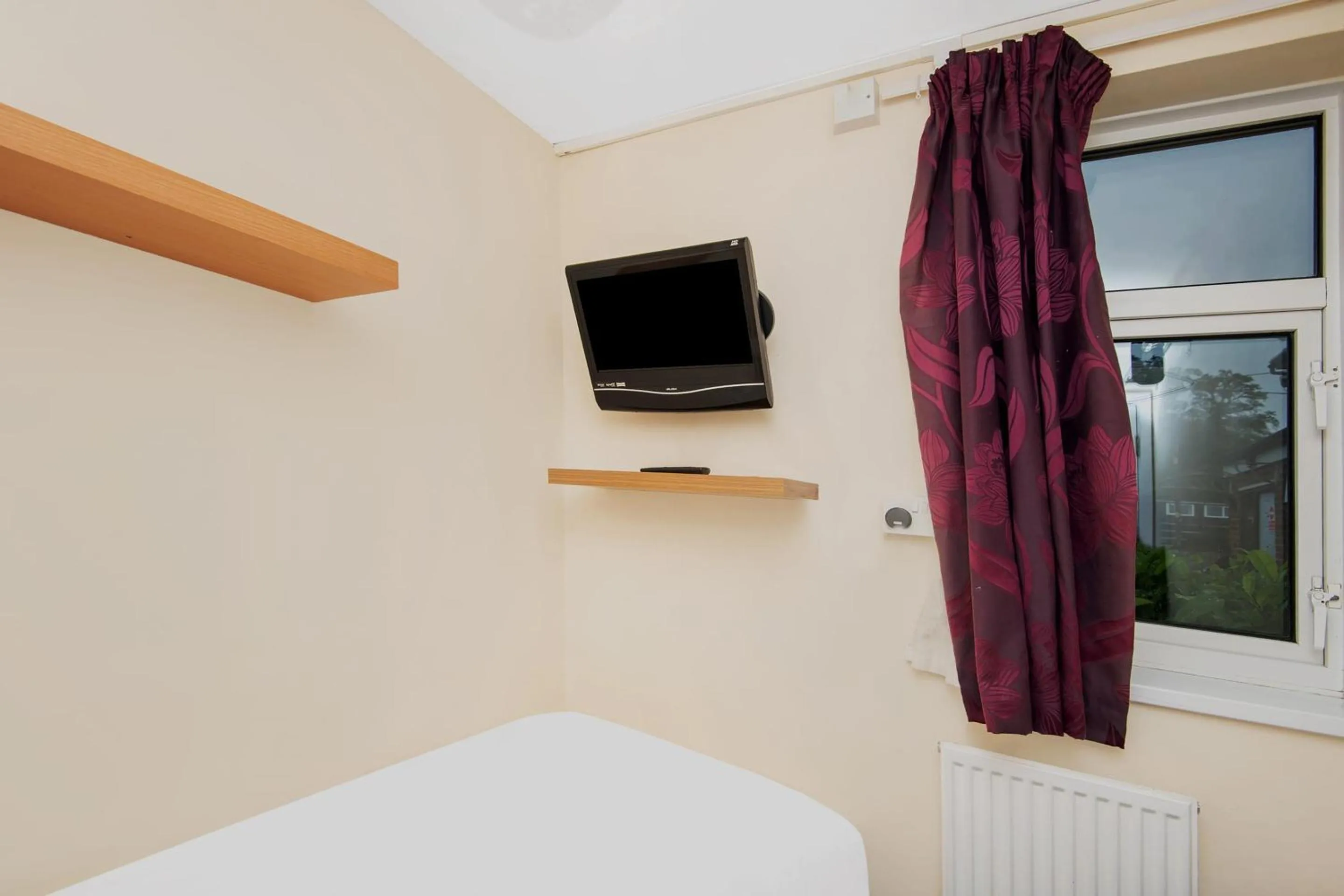 Bedroom, Bed in Chris's Motel