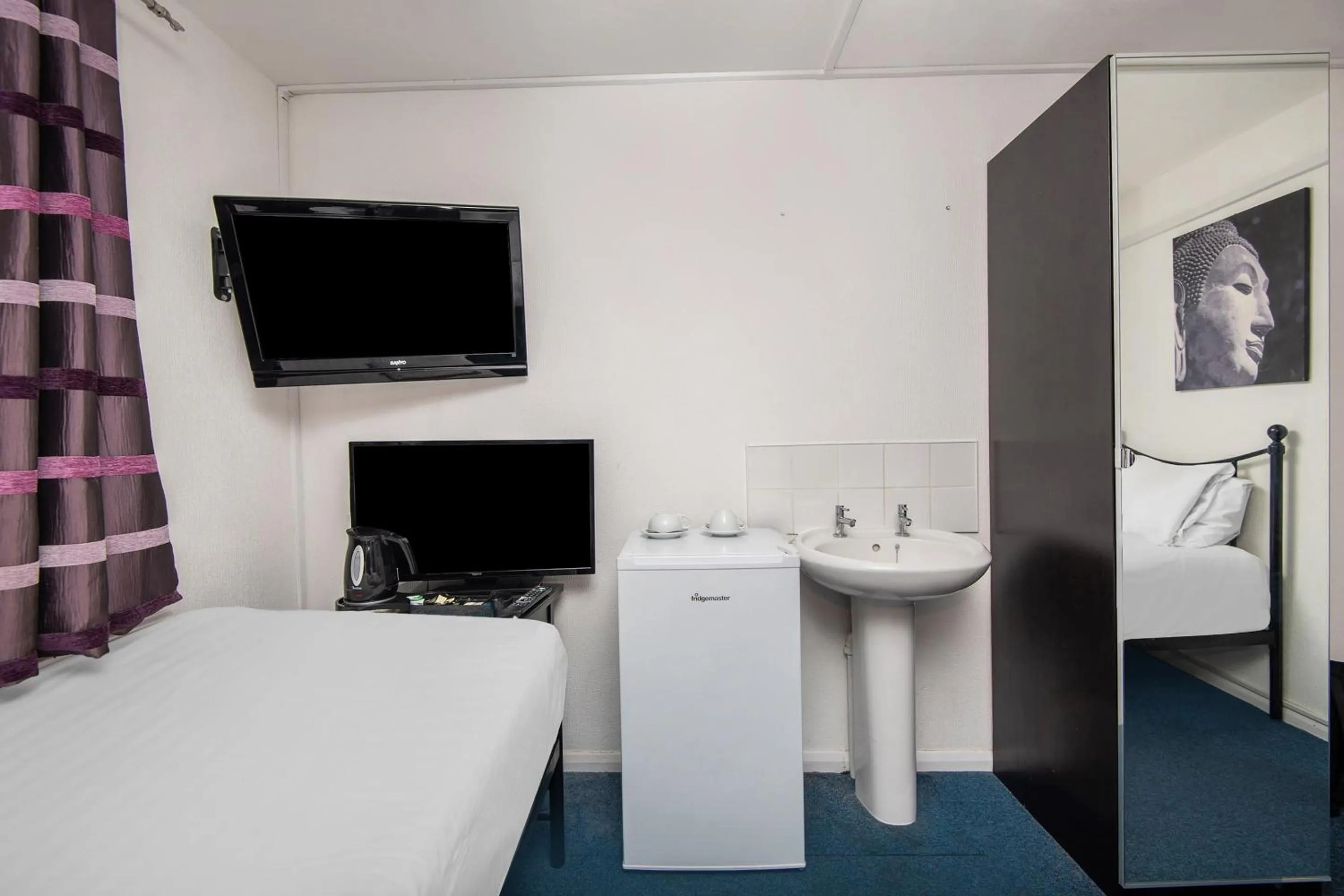 Bedroom, Bed in Chris's Motel