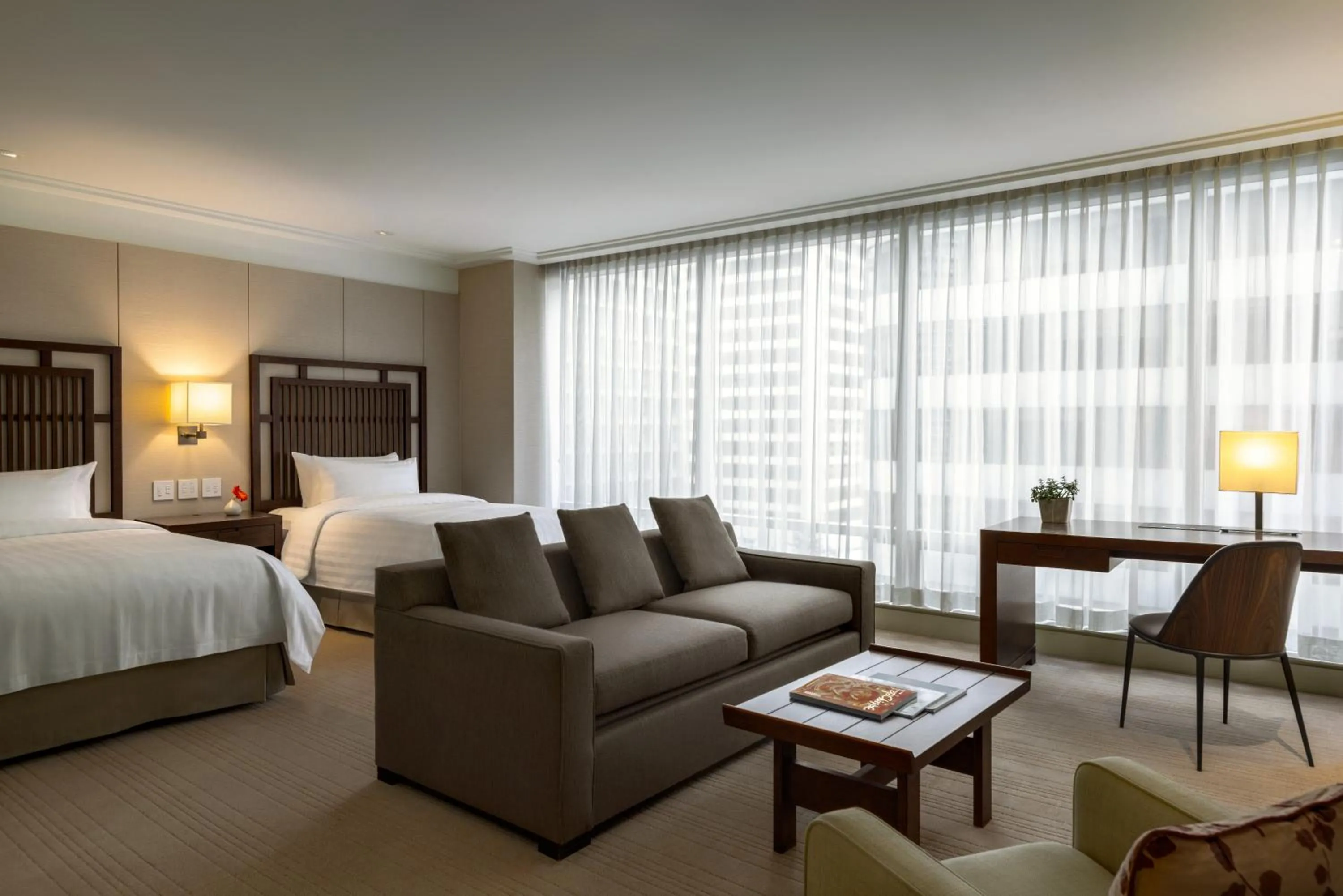 Photo of the whole room, Bed in Shangri-La Vancouver