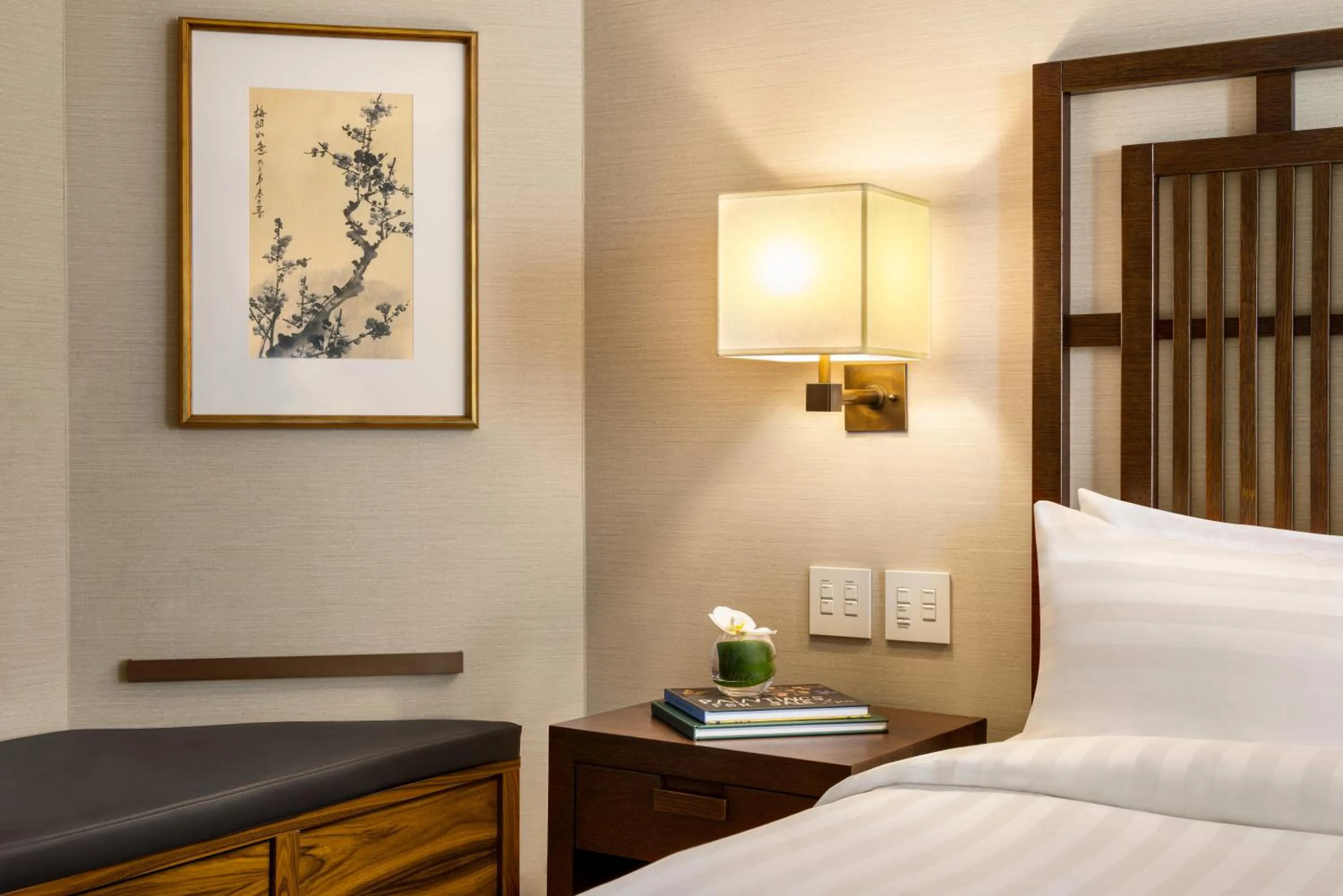 Bedroom, Bed in Shangri-La Vancouver