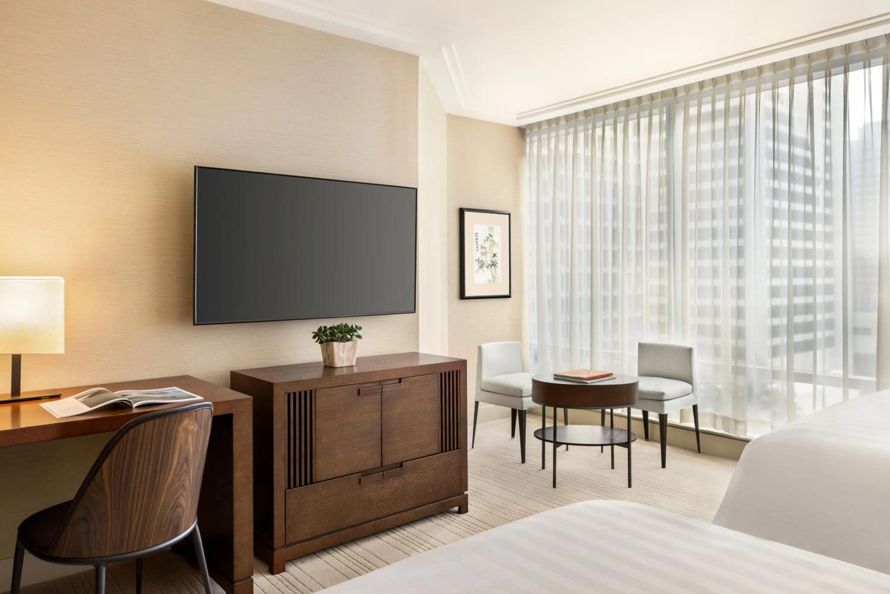Seating area, Bed in Shangri-La Vancouver