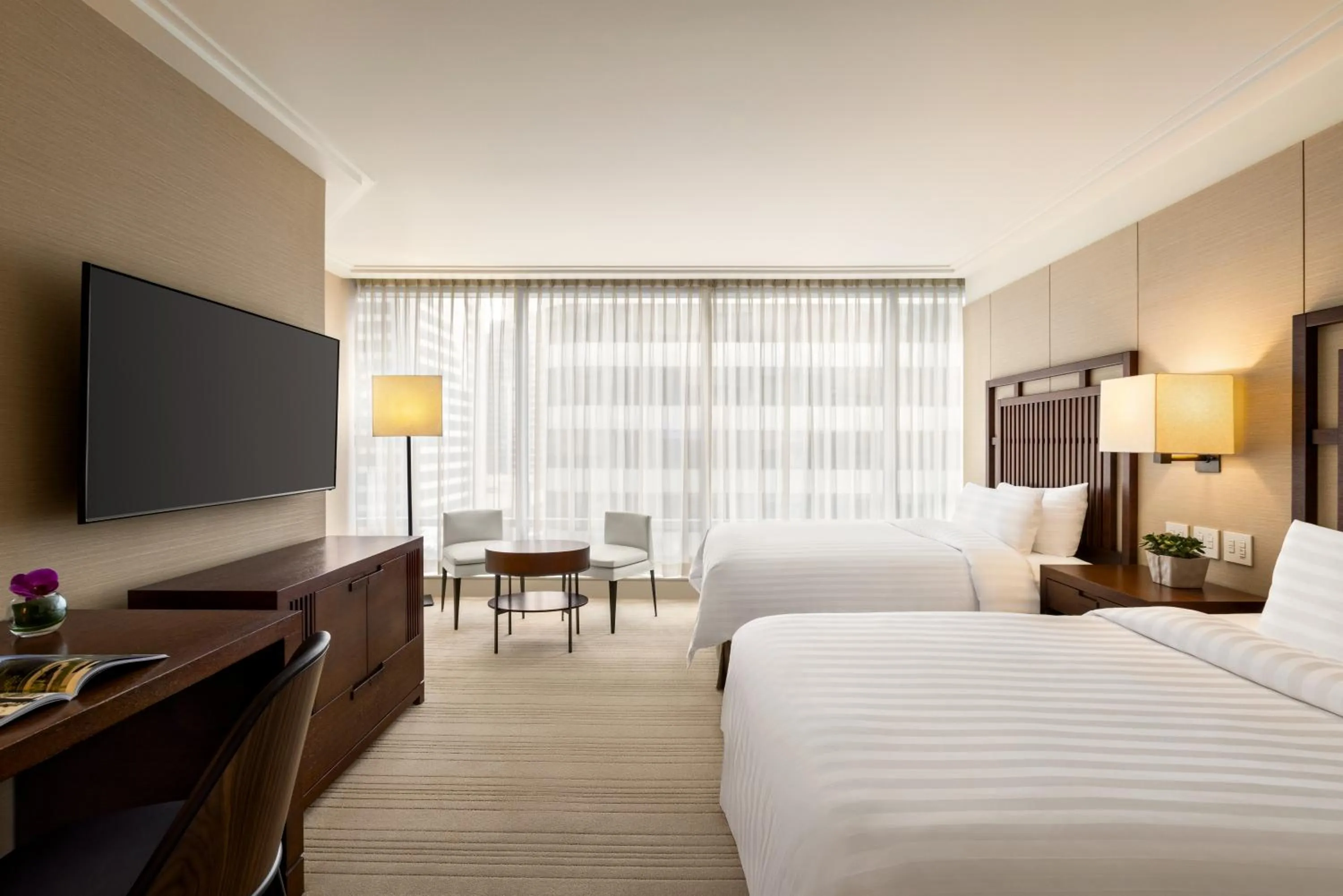 Photo of the whole room, Bed in Shangri-La Vancouver