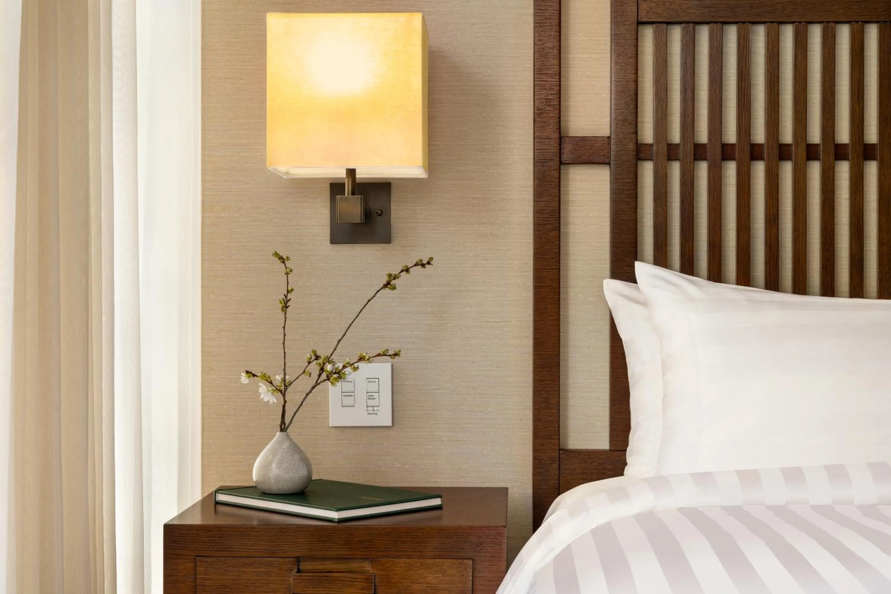 Bedroom, Bed in Shangri-La Vancouver