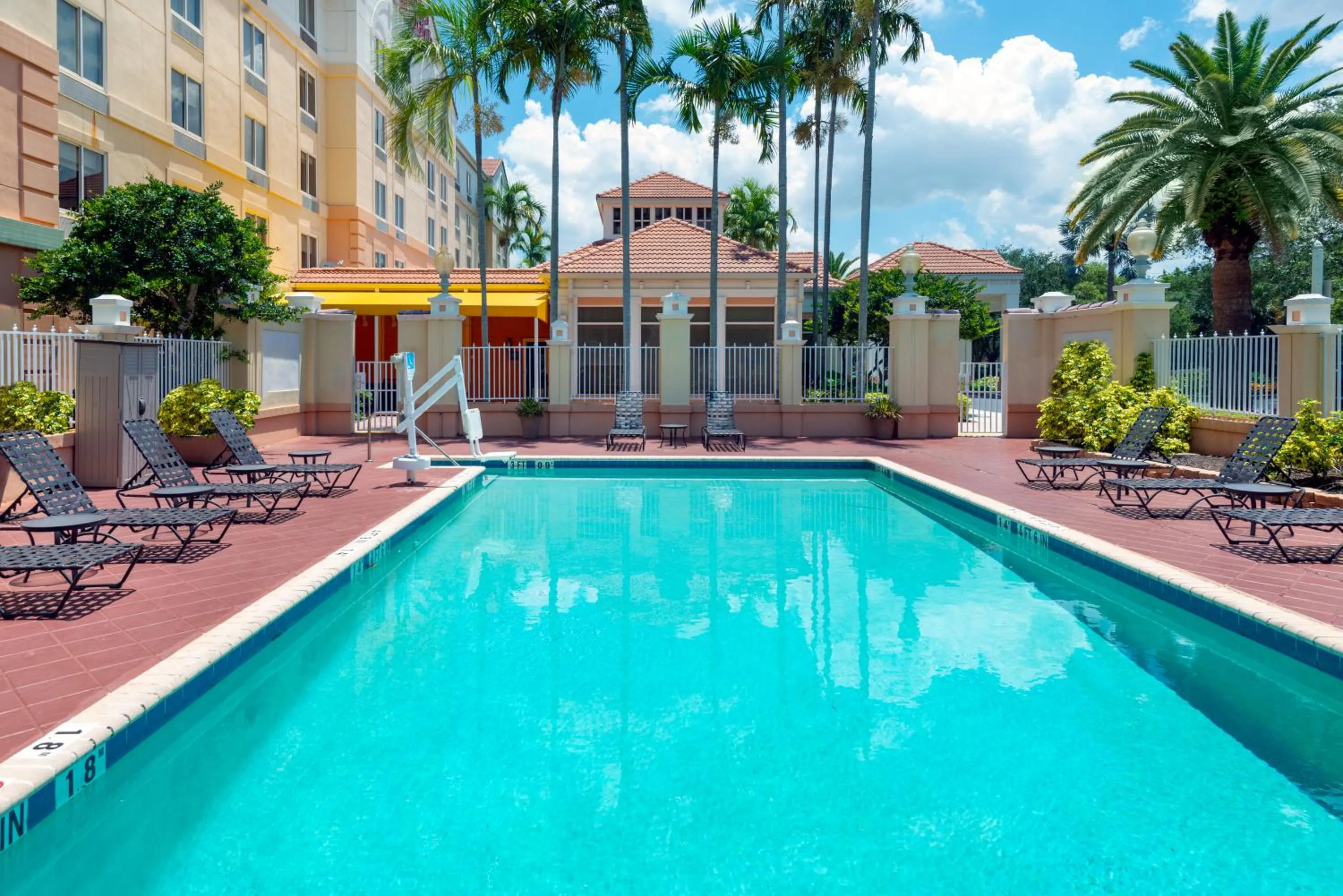 Swimming pool in Hilton Garden Inn Ft. Lauderdale SW/Miramar