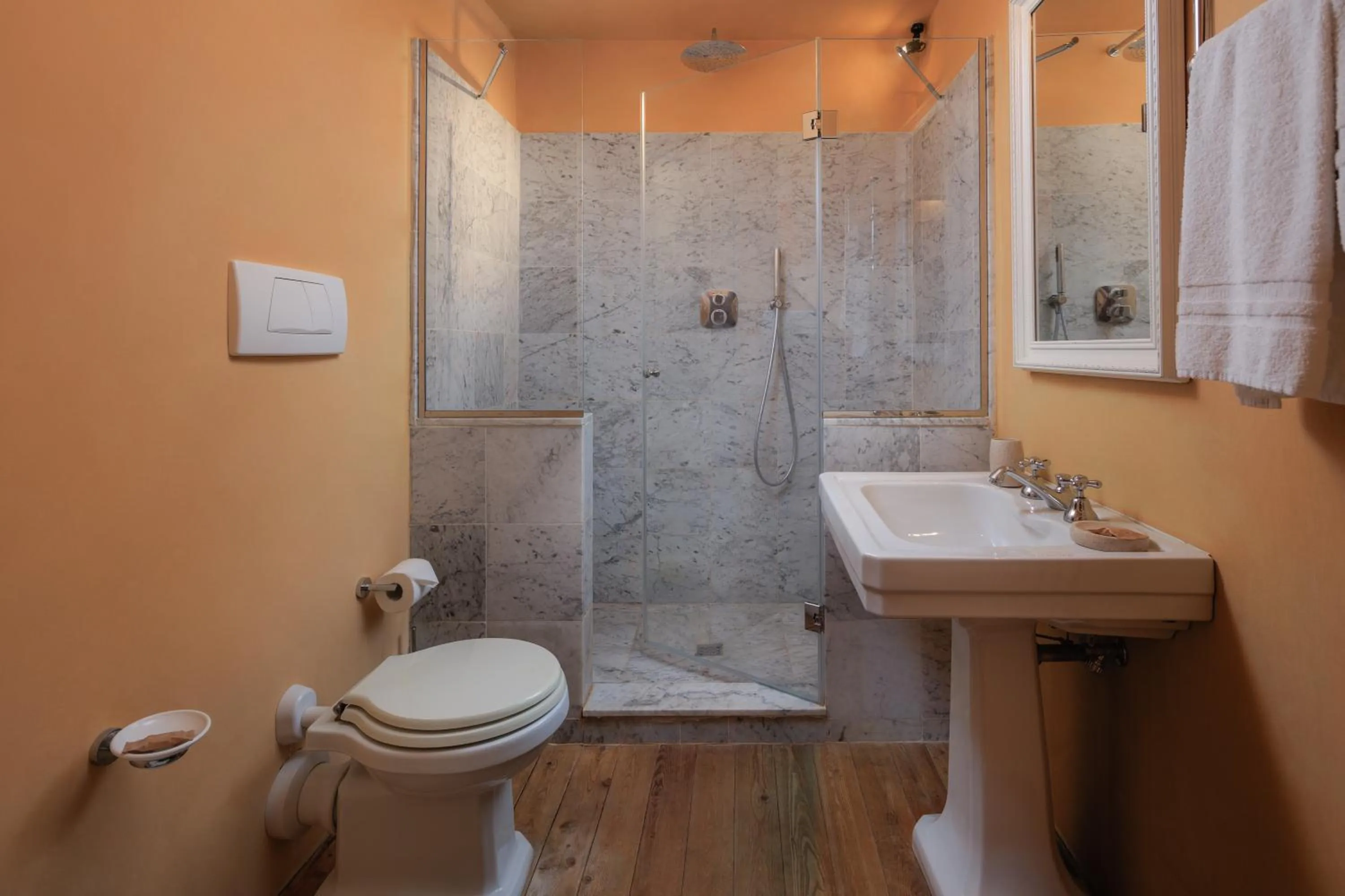 Shower in Castello di Fonterutoli Wine Resort