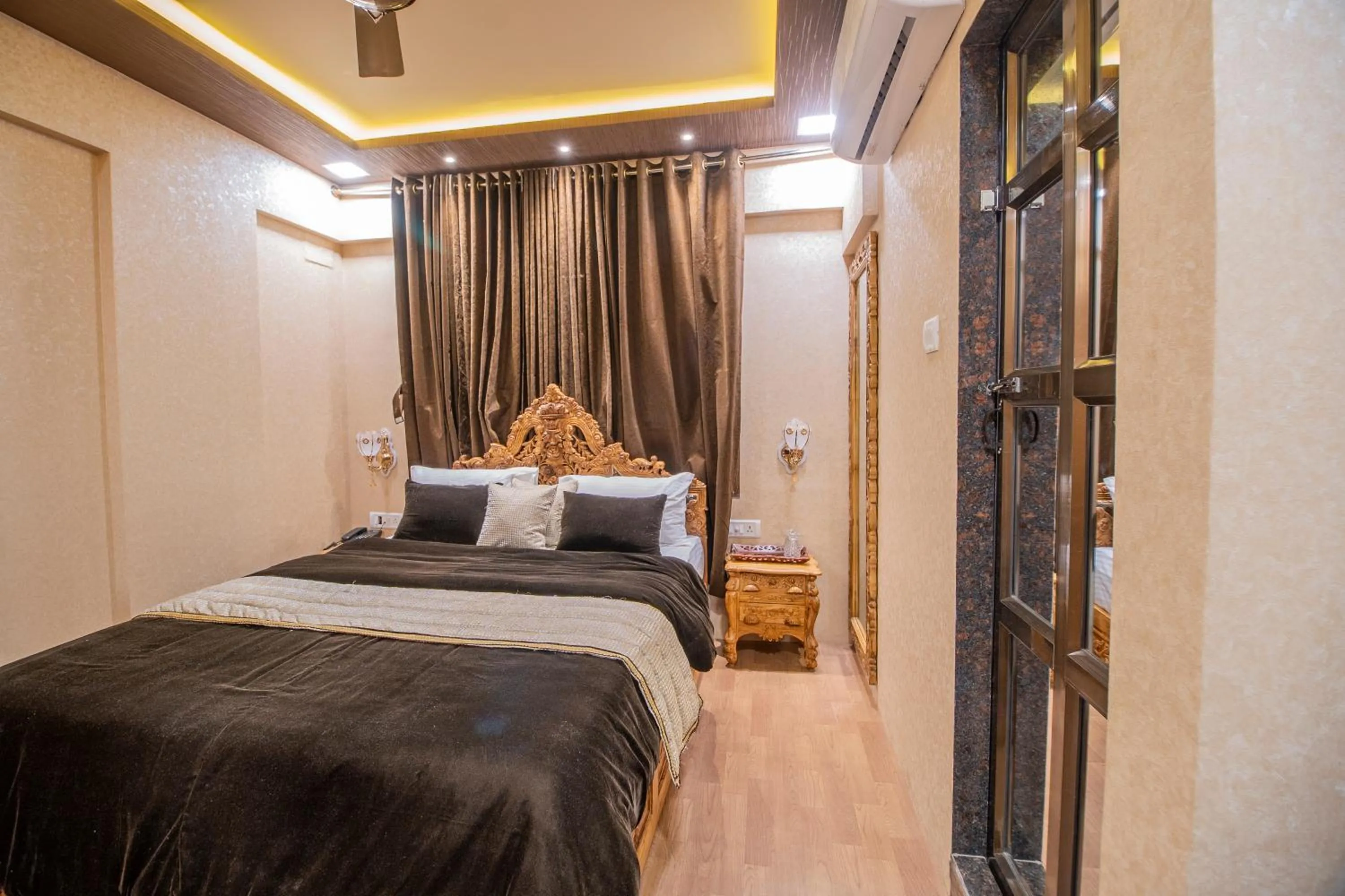 Deluxe Double Room with Bath in Onn Shelter Inn