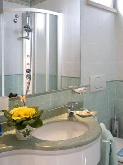 Shower in Hotel Verdemare