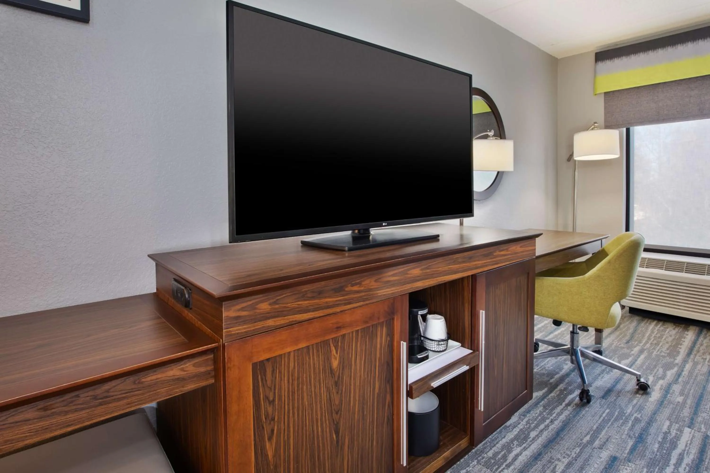 Bedroom in Hampton Inn Daytona/Ormond Beach