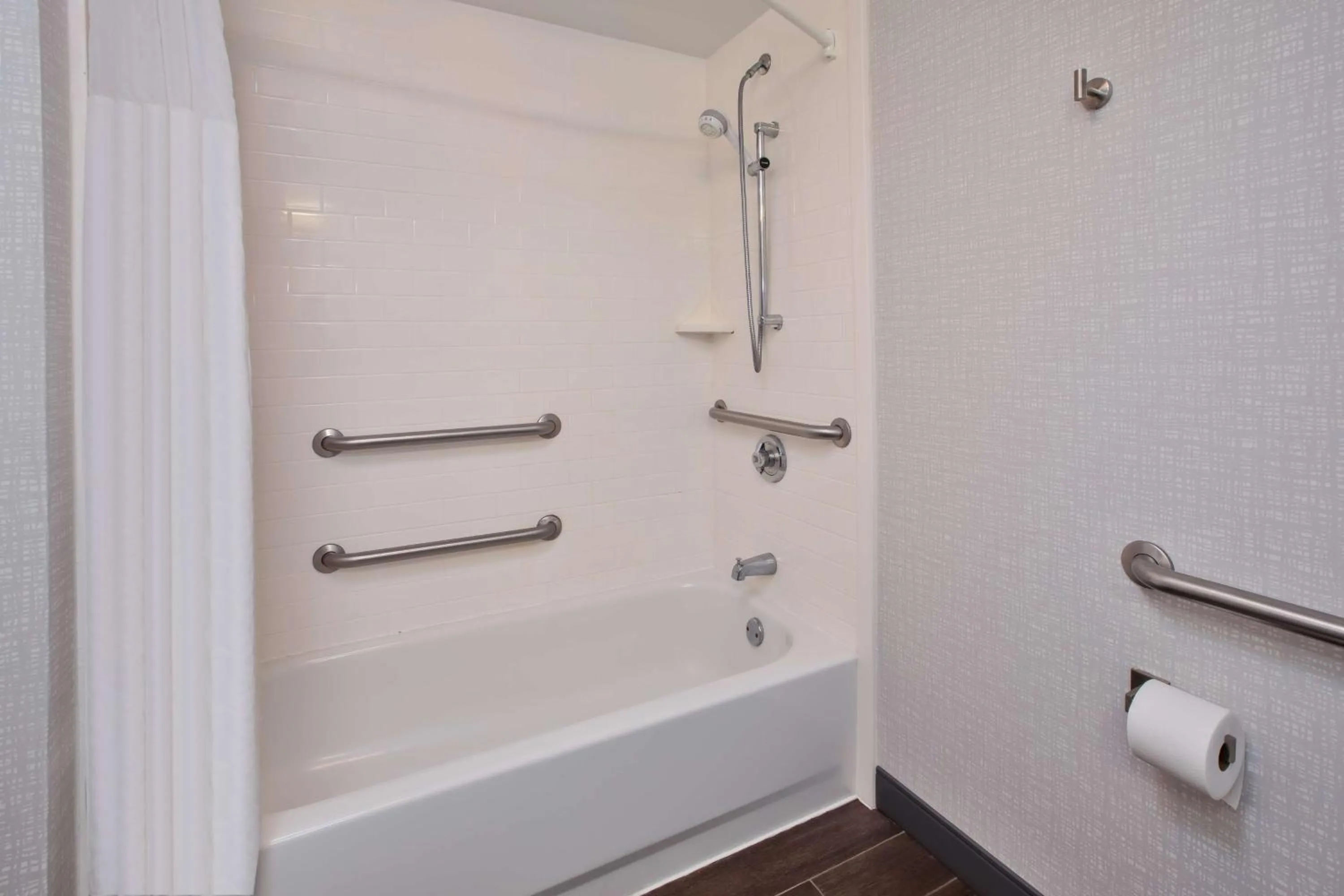 Bathroom in Hampton Inn Daytona/Ormond Beach