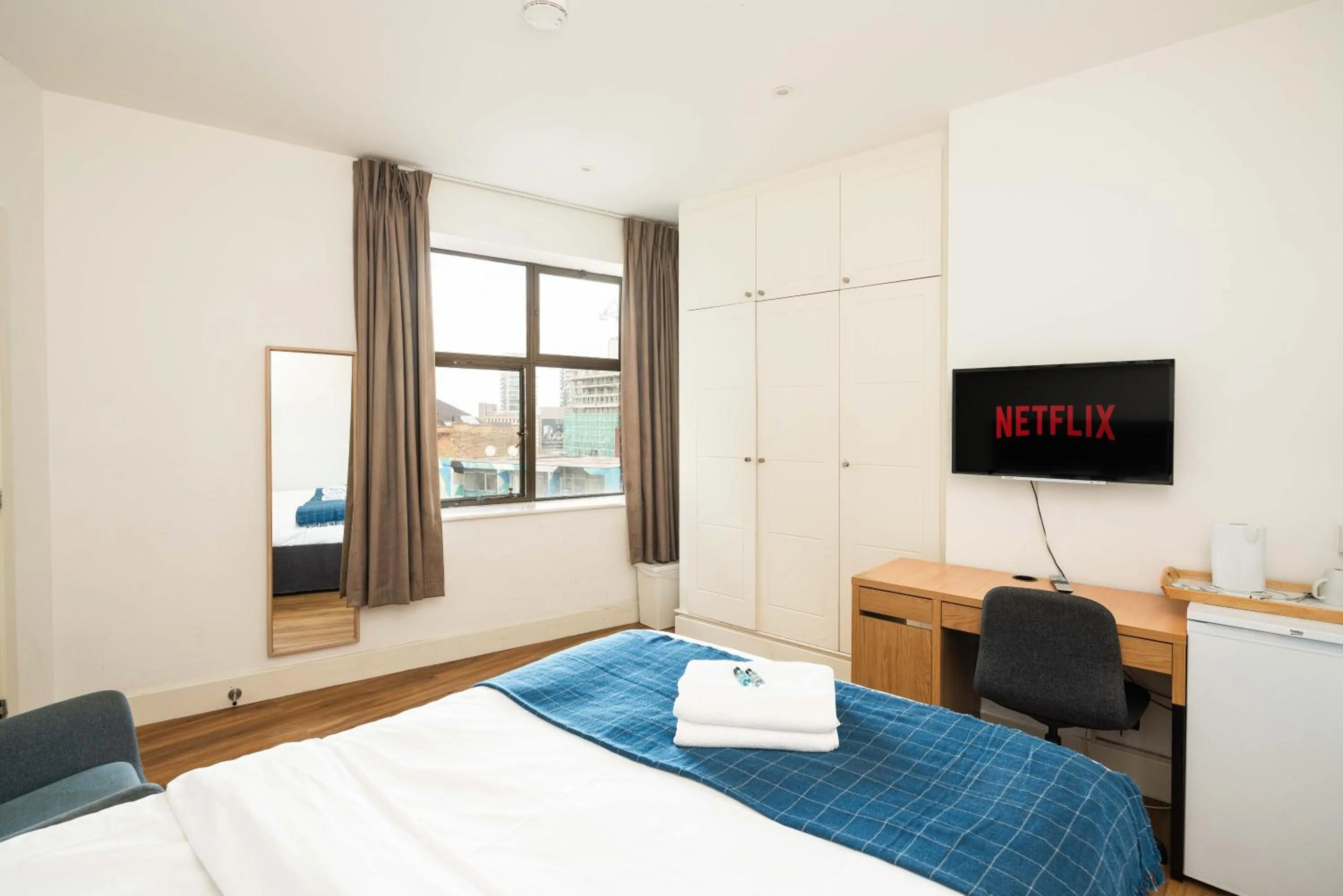 Bedroom, Bed in London City Hotel