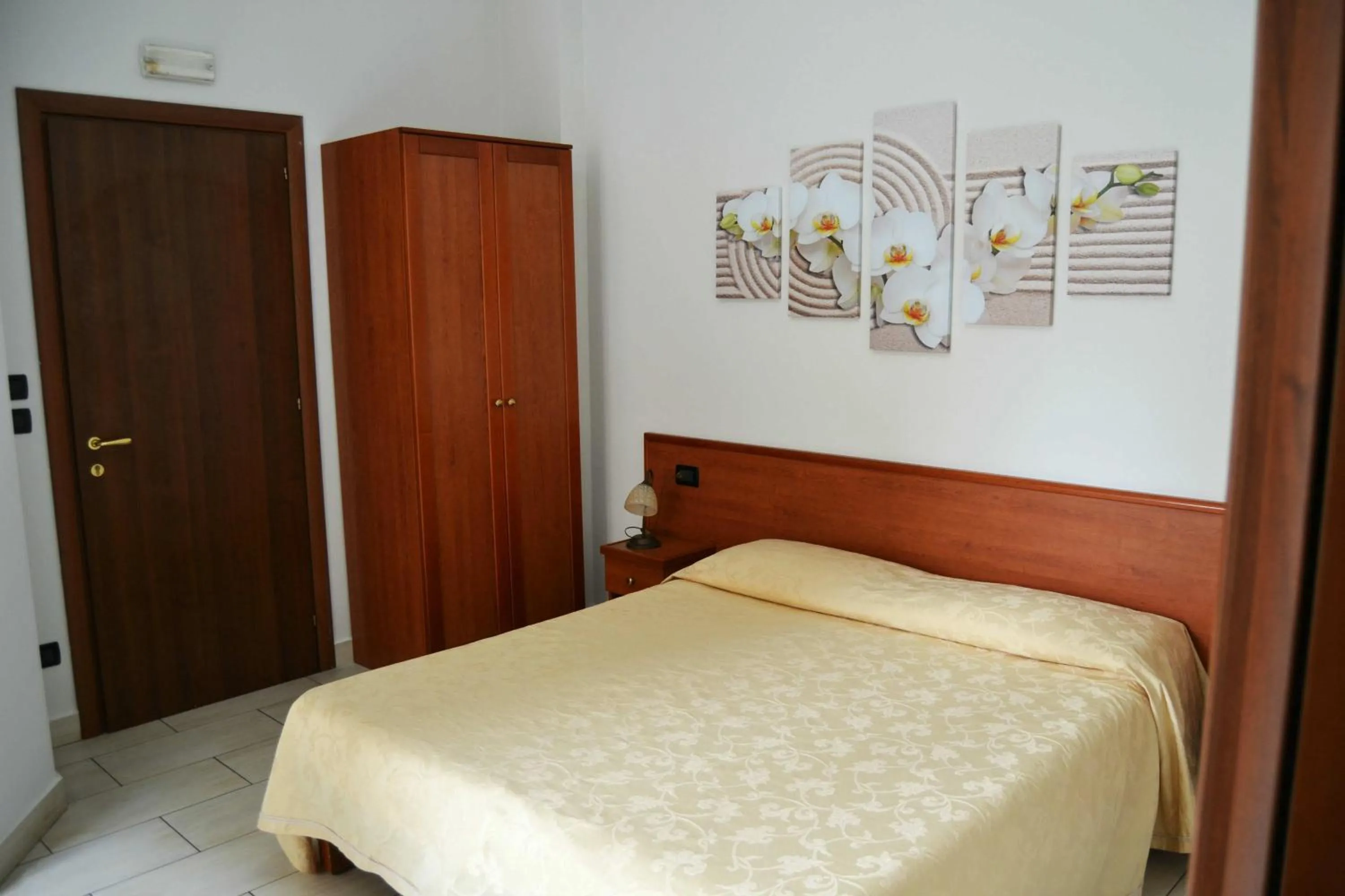 Shower, Bed in B&B Centrale Affittacamere