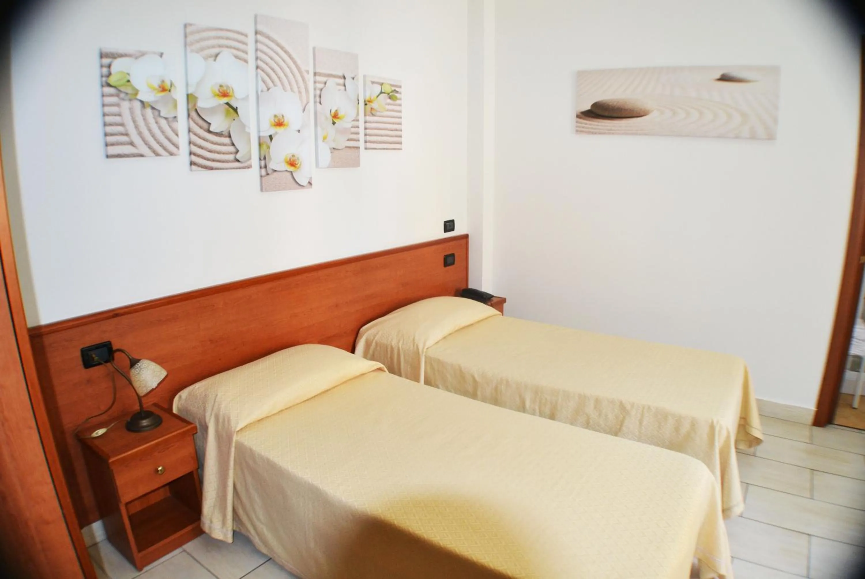 Shower, Bed in B&B Centrale Affittacamere