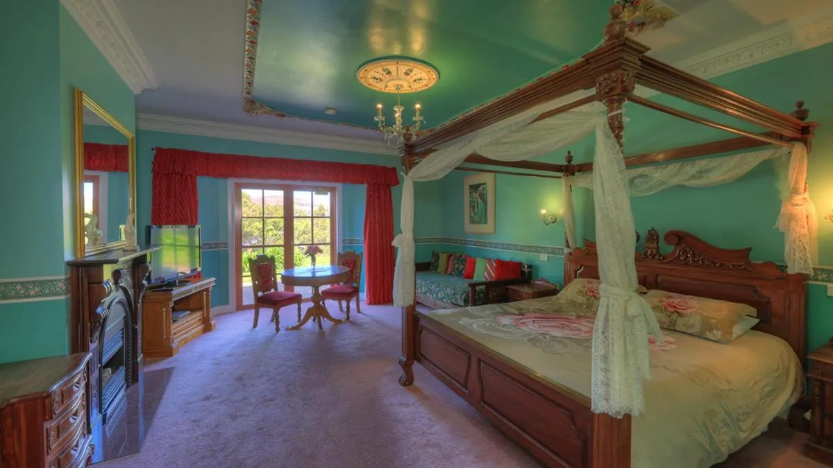 Bed in Hatchers Richmond Manor