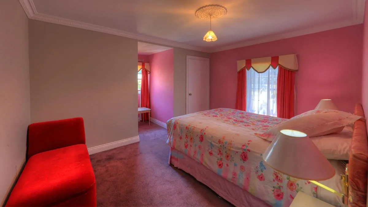 Bed in Hatchers Richmond Manor