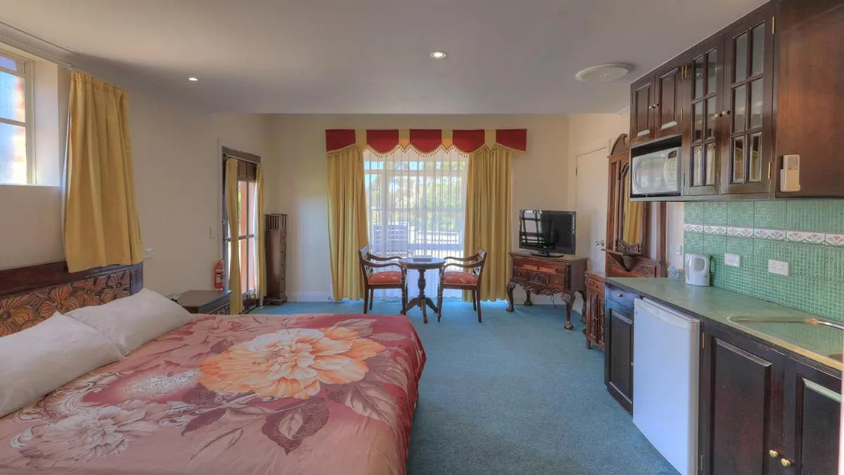 Bed in Hatchers Richmond Manor