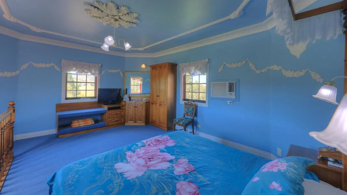 Bed in Hatchers Richmond Manor