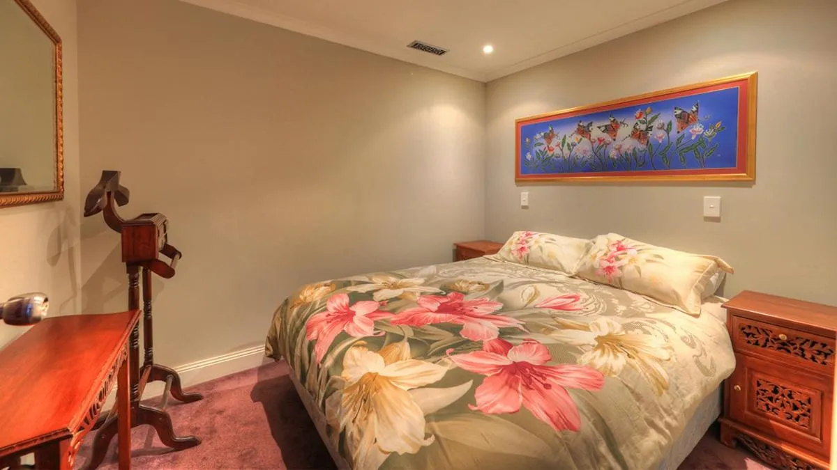 Bed in Hatchers Richmond Manor