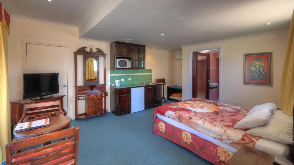 Bed in Hatchers Richmond Manor