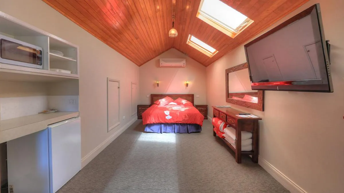 Bed in Hatchers Richmond Manor