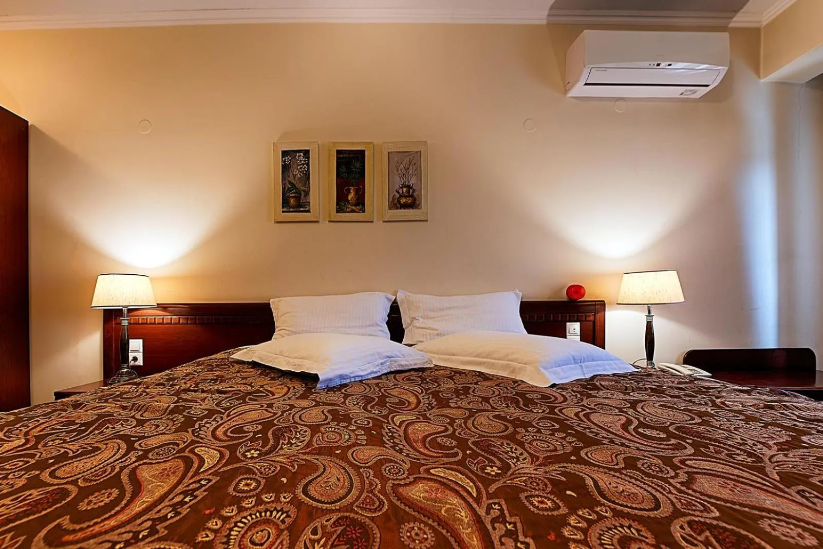 Bed in Hotel Nostos Kastoria