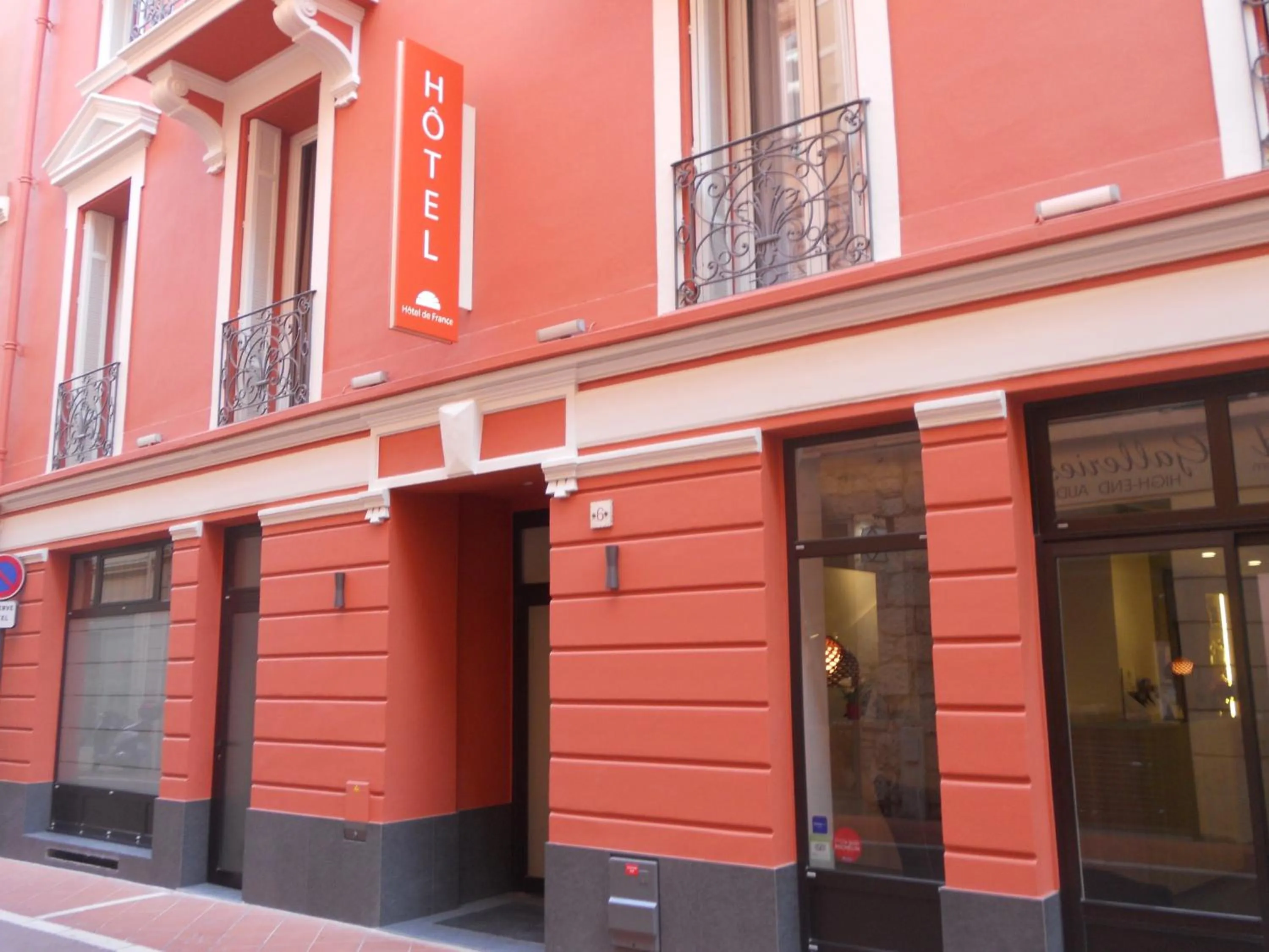 Facade/entrance in Hôtel de France