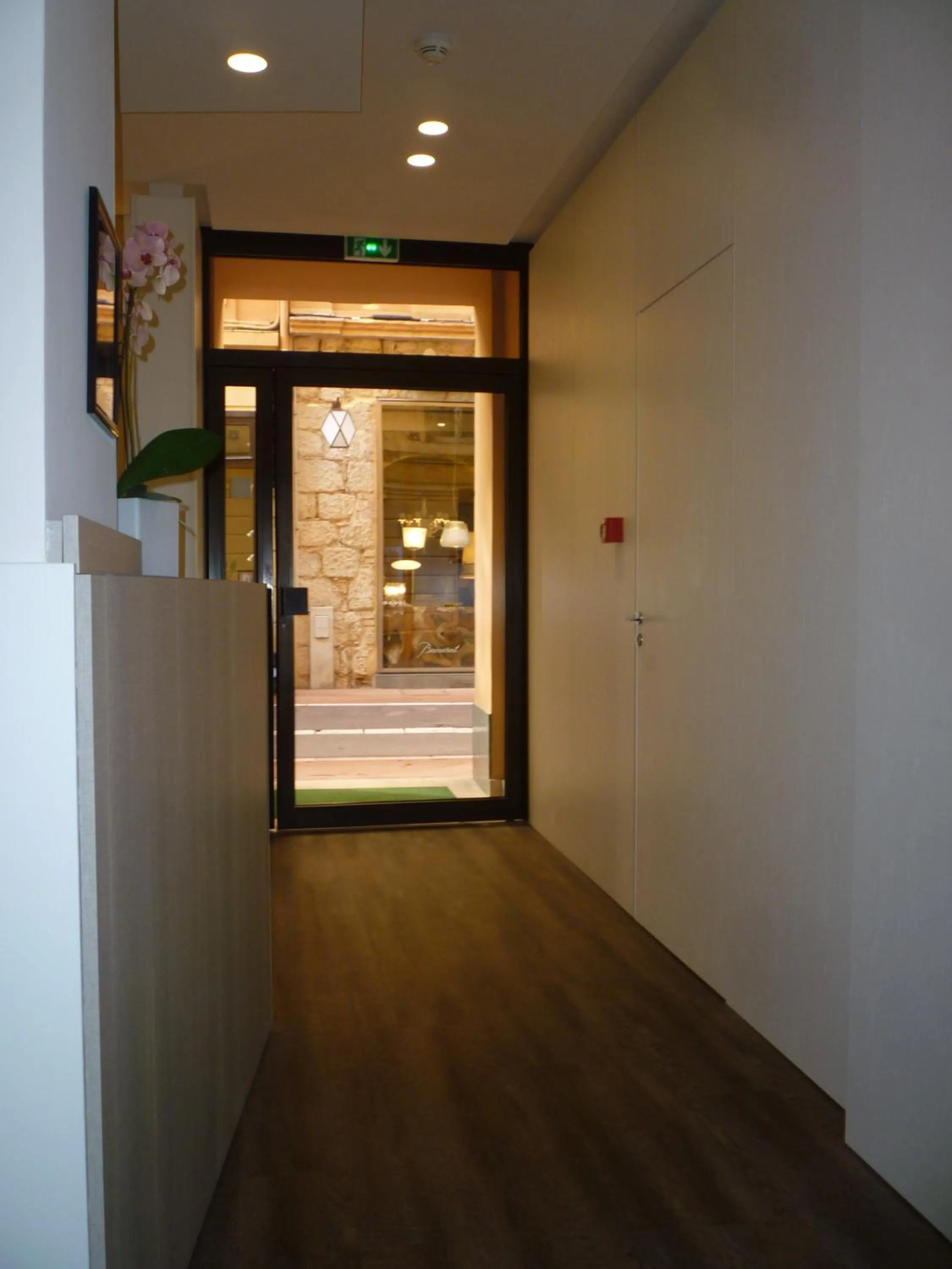 Decorative detail in Hôtel de France