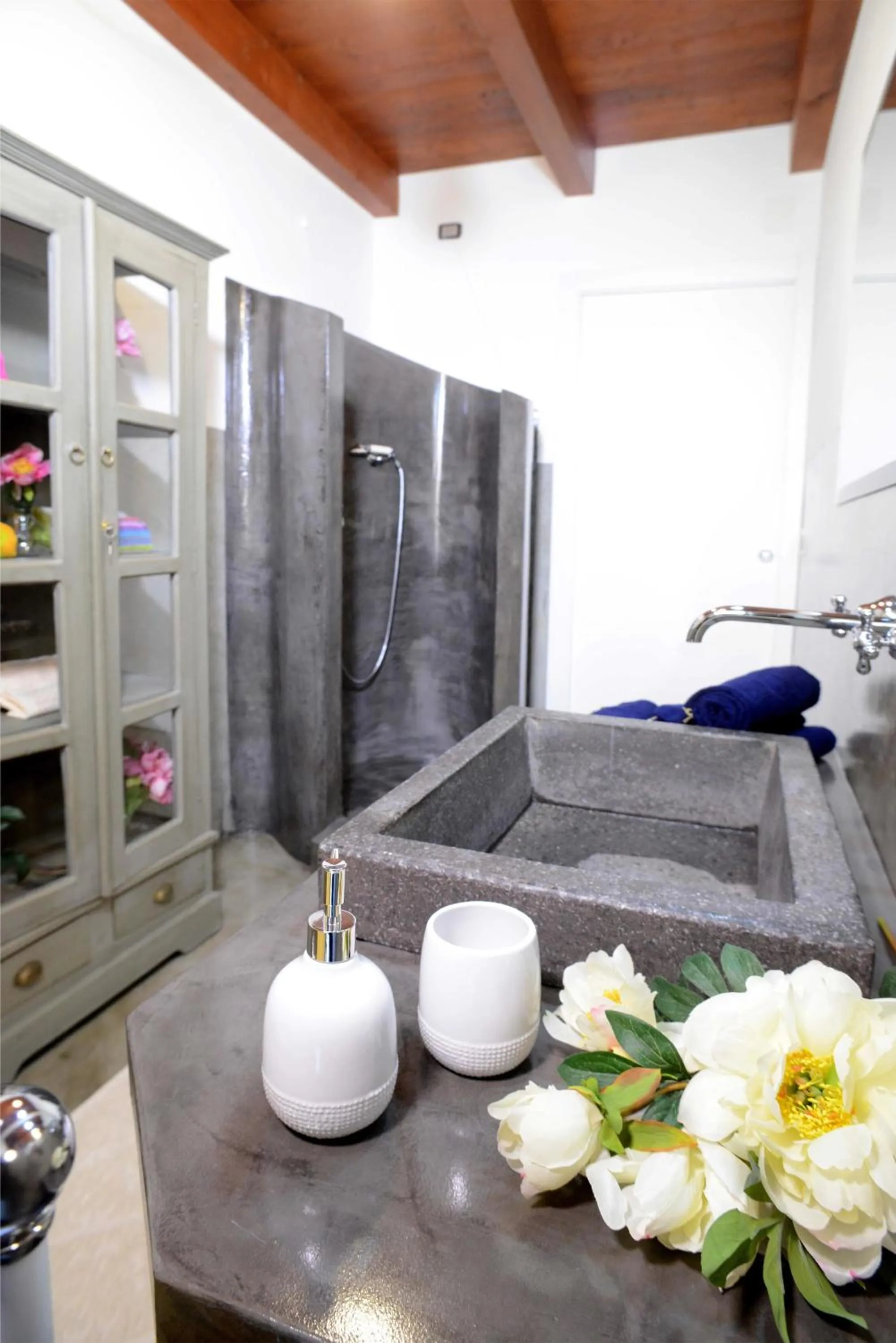 Shower, Bed in A Mos Veure B&B