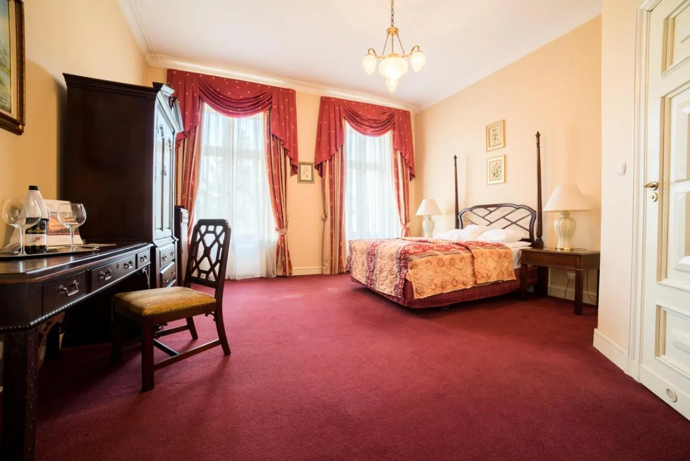 Photo of the whole room, Bed in Pałac Bielawa