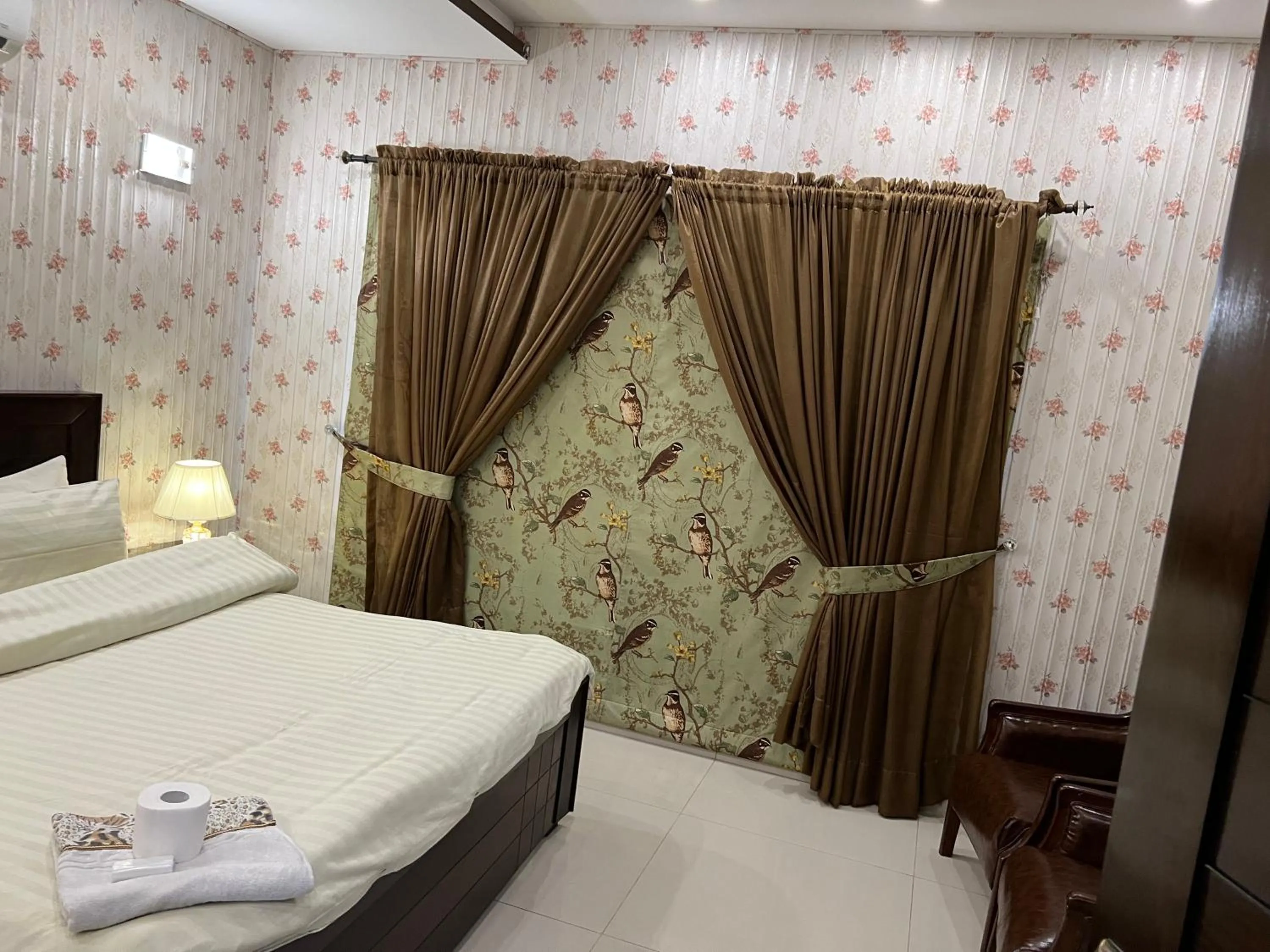 Bed in Vactional Villa Dha Phase 6 Lahore ,Three Bed Room Full House