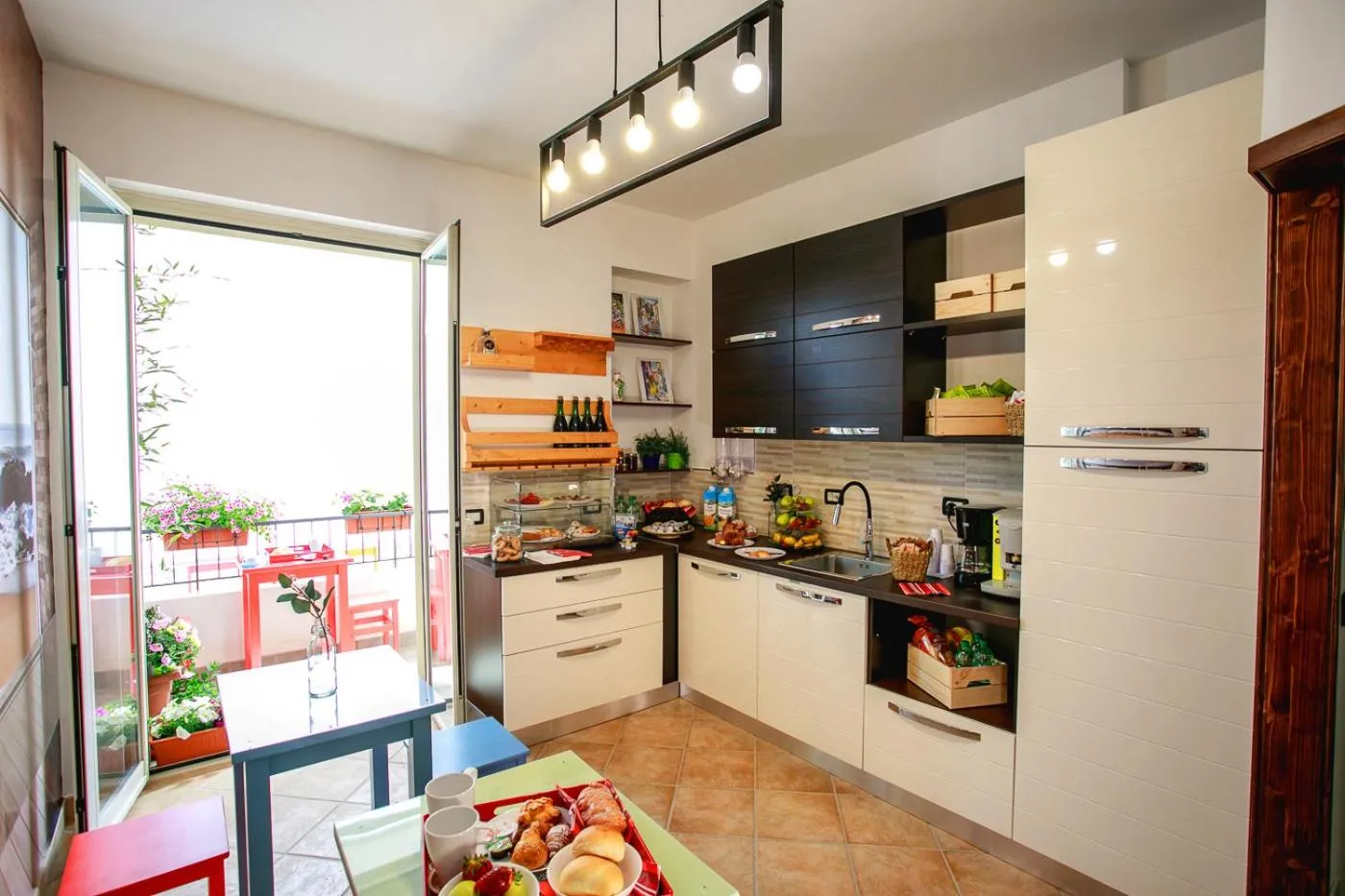 Communal kitchen in B&B Scirocco House