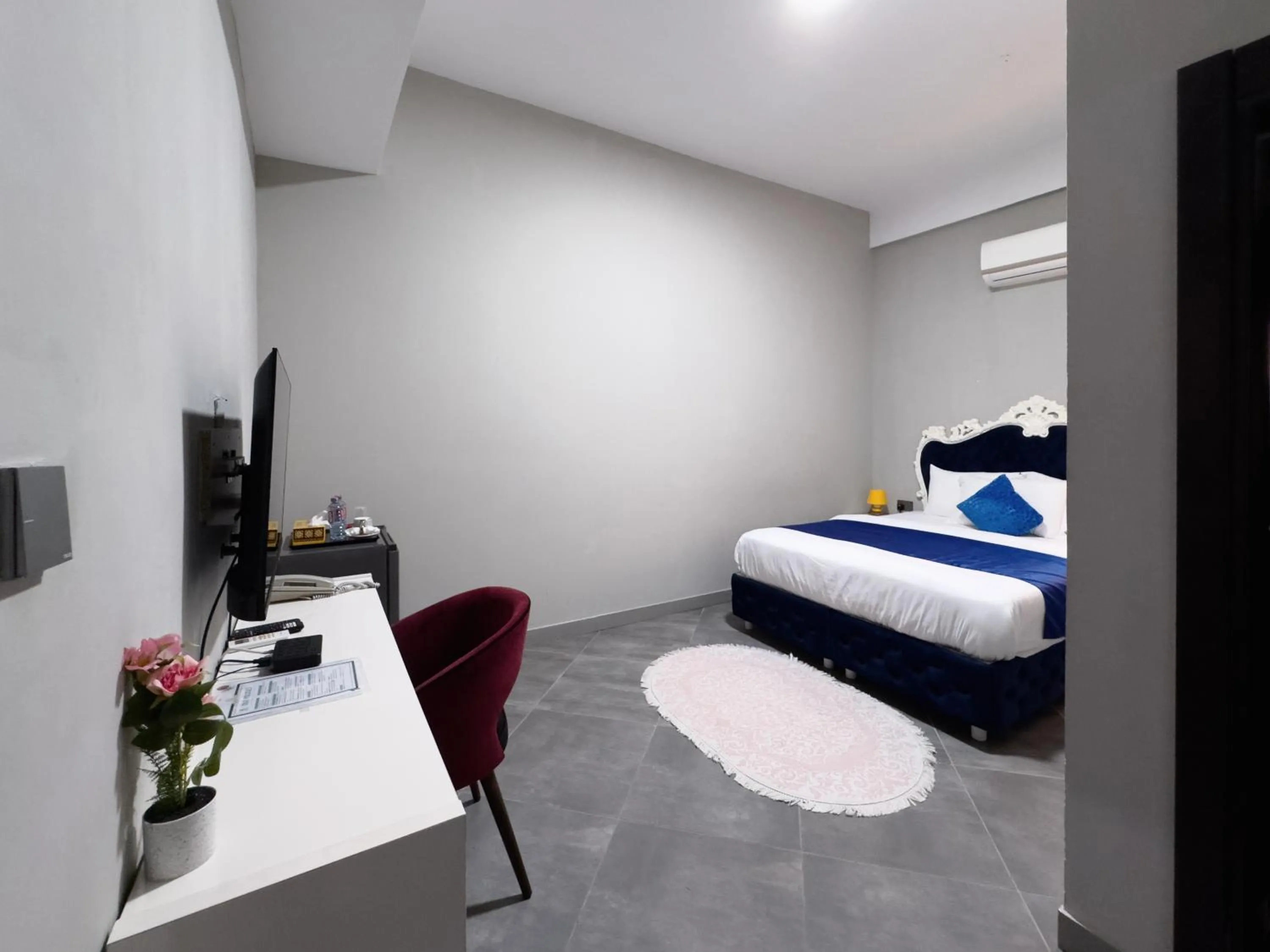 Bed in Euro Homes Hotel