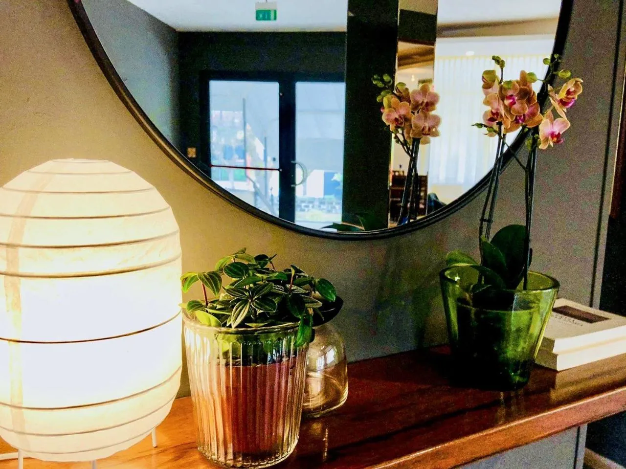 Communal lounge/ TV room in Hotel Aplo - Breakfast Experience