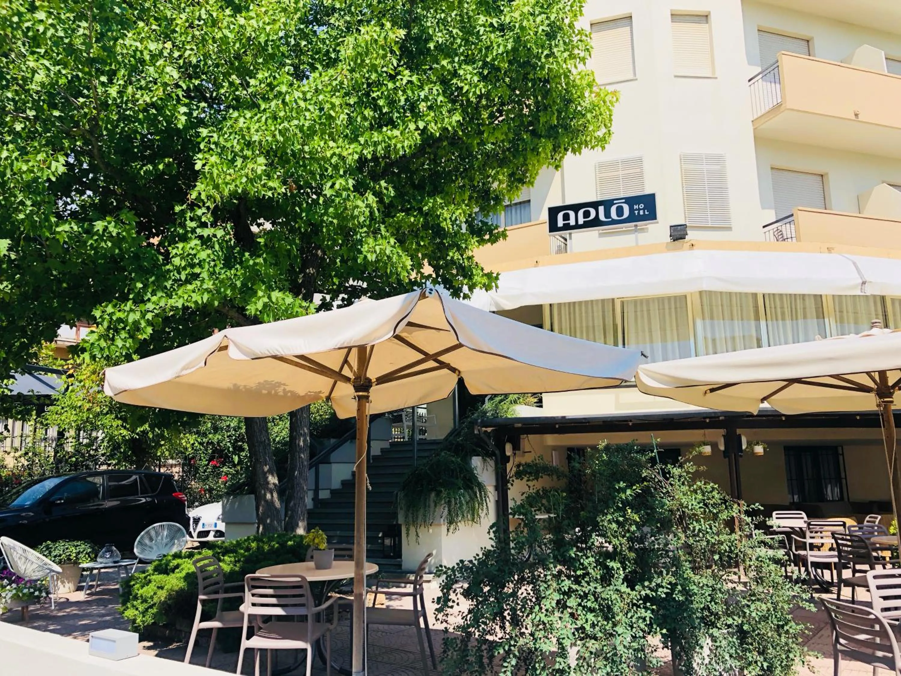 Patio in Hotel Aplo - Breakfast Experience