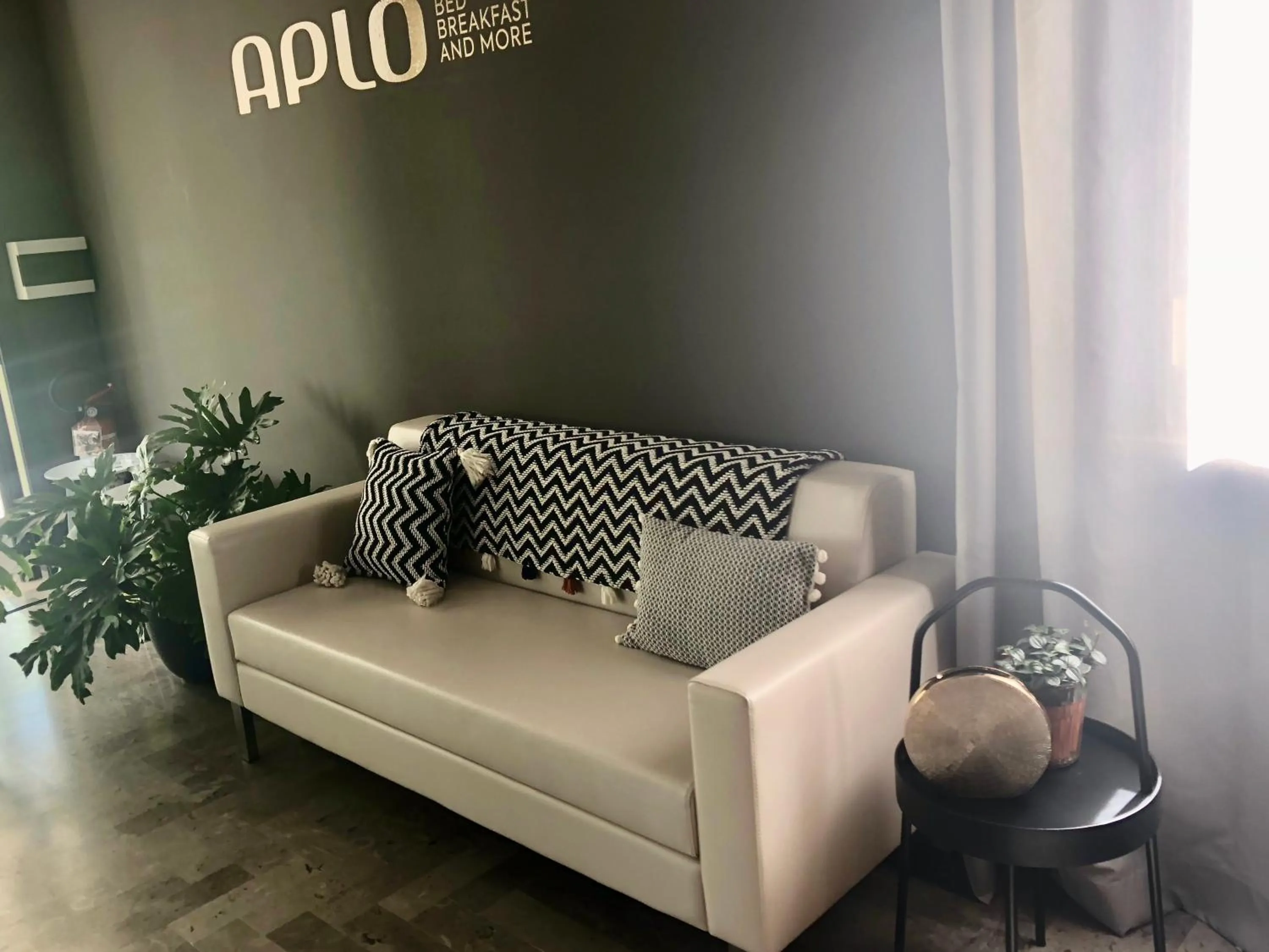 Communal lounge/ TV room in Hotel Aplo - Breakfast Experience